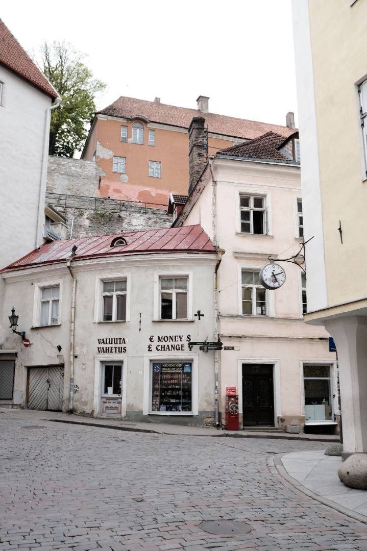 Nood store in Tallinn, a crossing place for Nunne, Pika and Rataskaevu streets rephoto