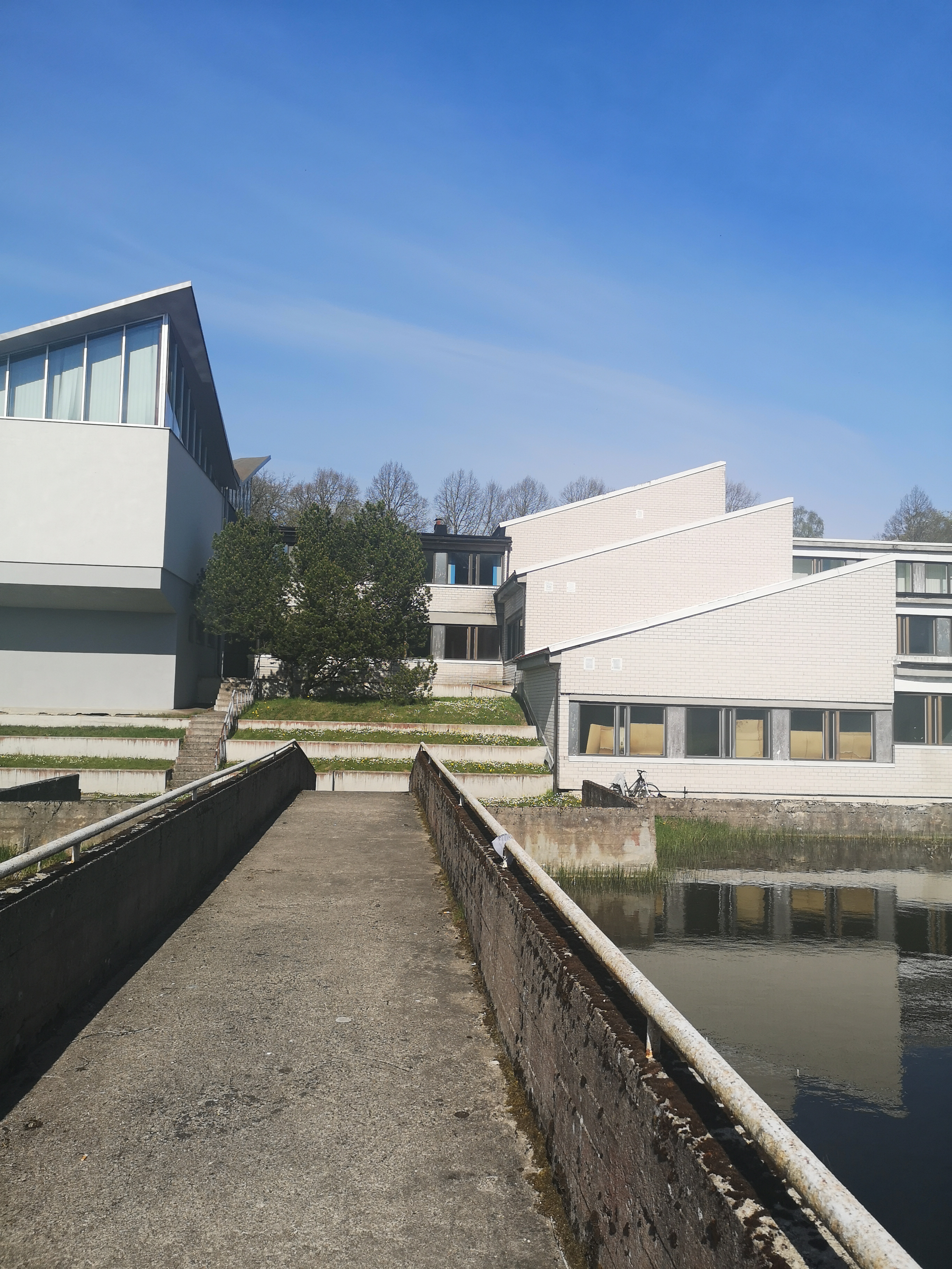 Jäneda tehnikumi õppehoone, vaade sissepääsu suunas. Arhitekt Valve Pormeister rephoto