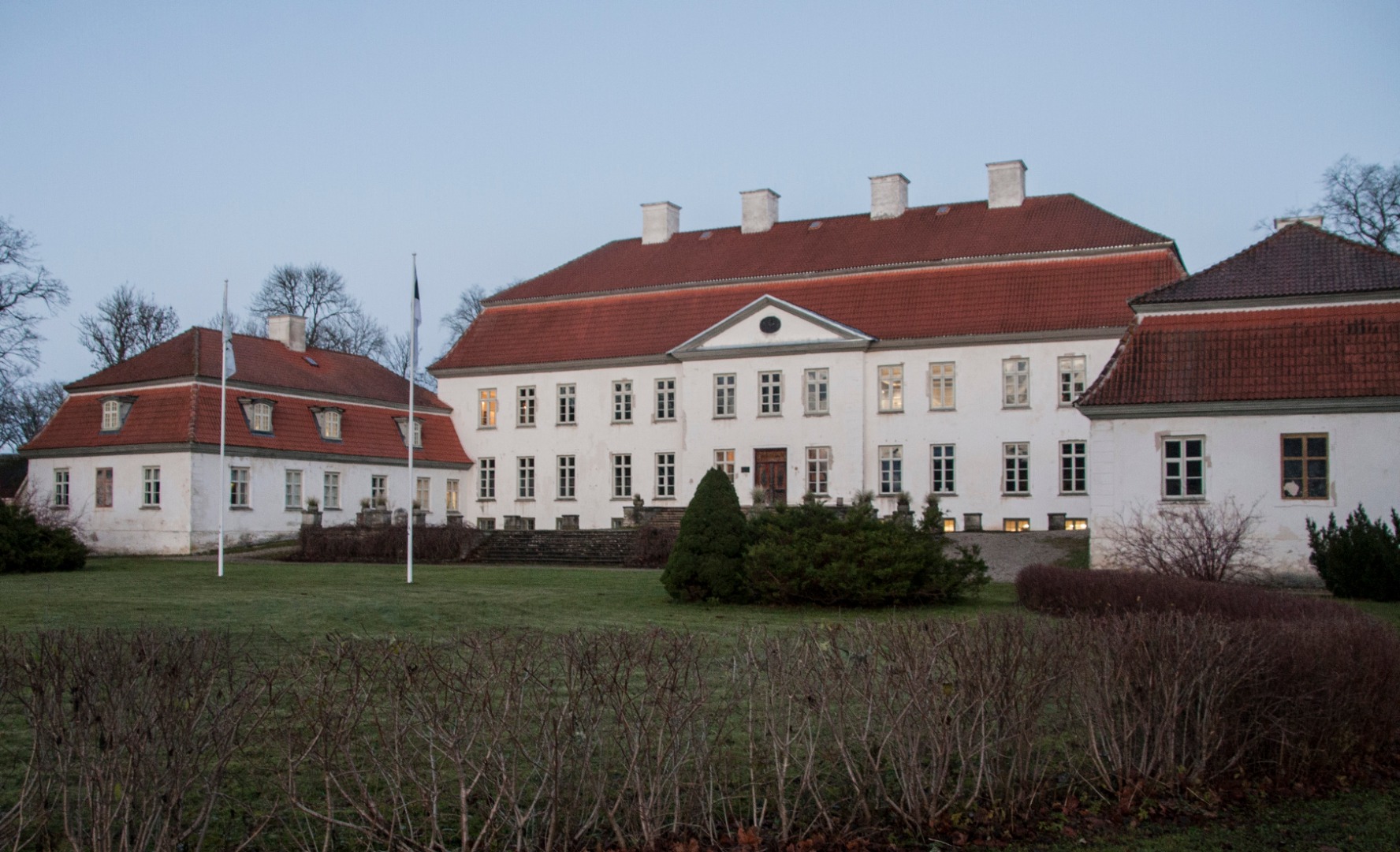 Fassade of Suuremõisa Castle. On the stairs people rephoto