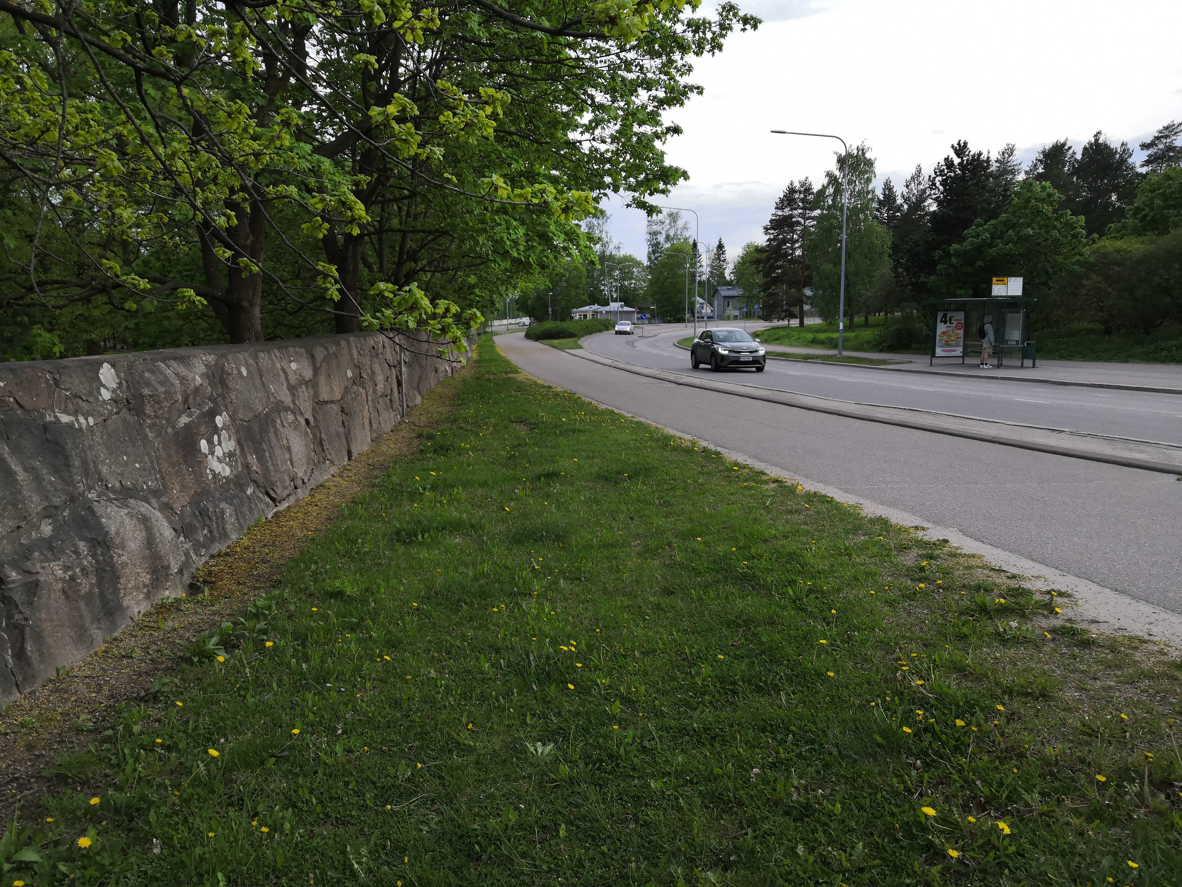 Hautasaatto saapumassa Pohjoiselle hautausmaalle (=Malmin hautausmaa). Etummainen auto Buick vm. 1937, sen takana Ford vm. 1937. rephoto