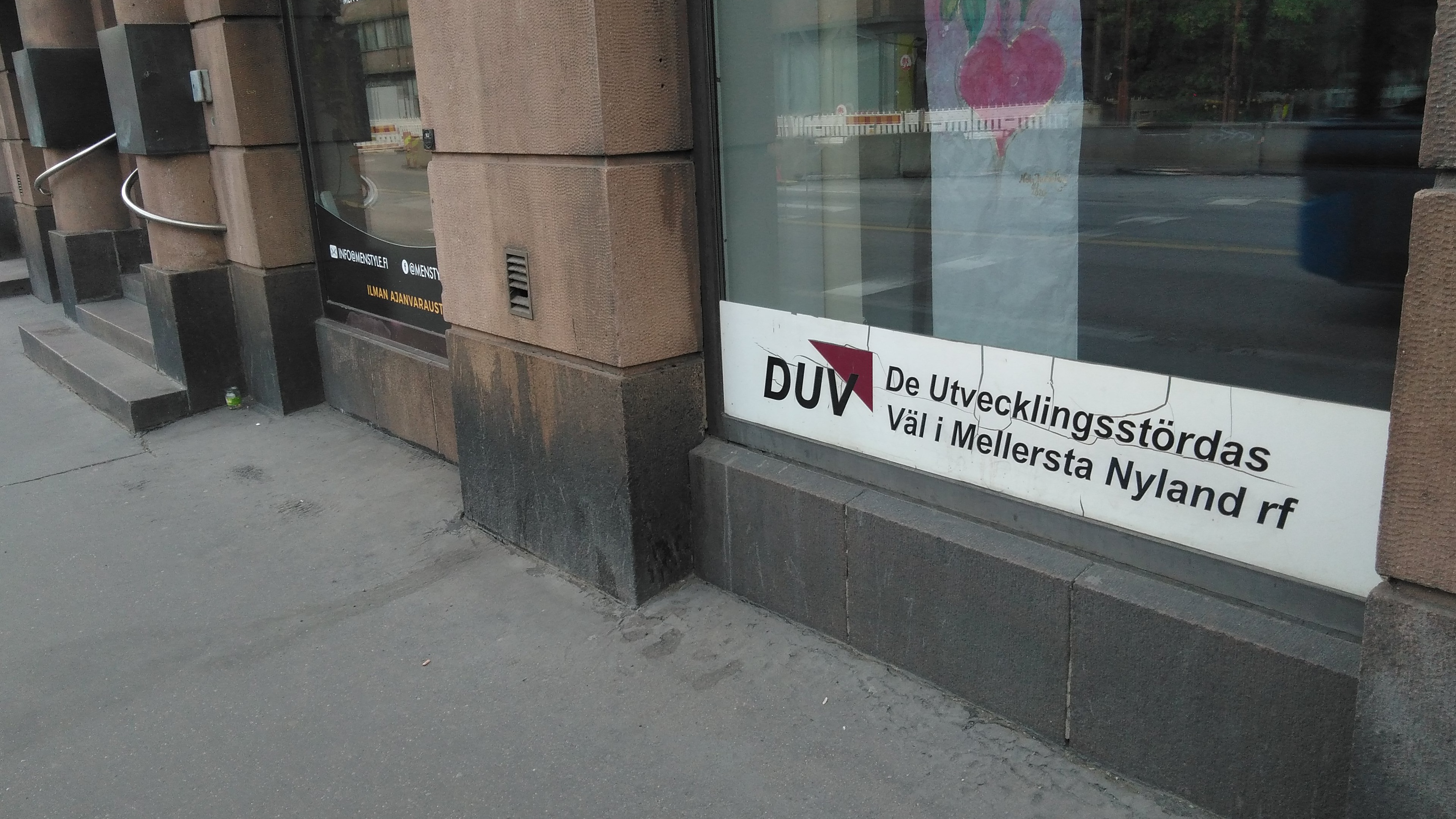 Hämeentie 10. Pieni lapsi sekä kahdet lastenvaunut näyteikkunan edustalla muovituotteita myyvän kivijalkaliikkeen ulkopuolella Hämeentiellä. rephoto