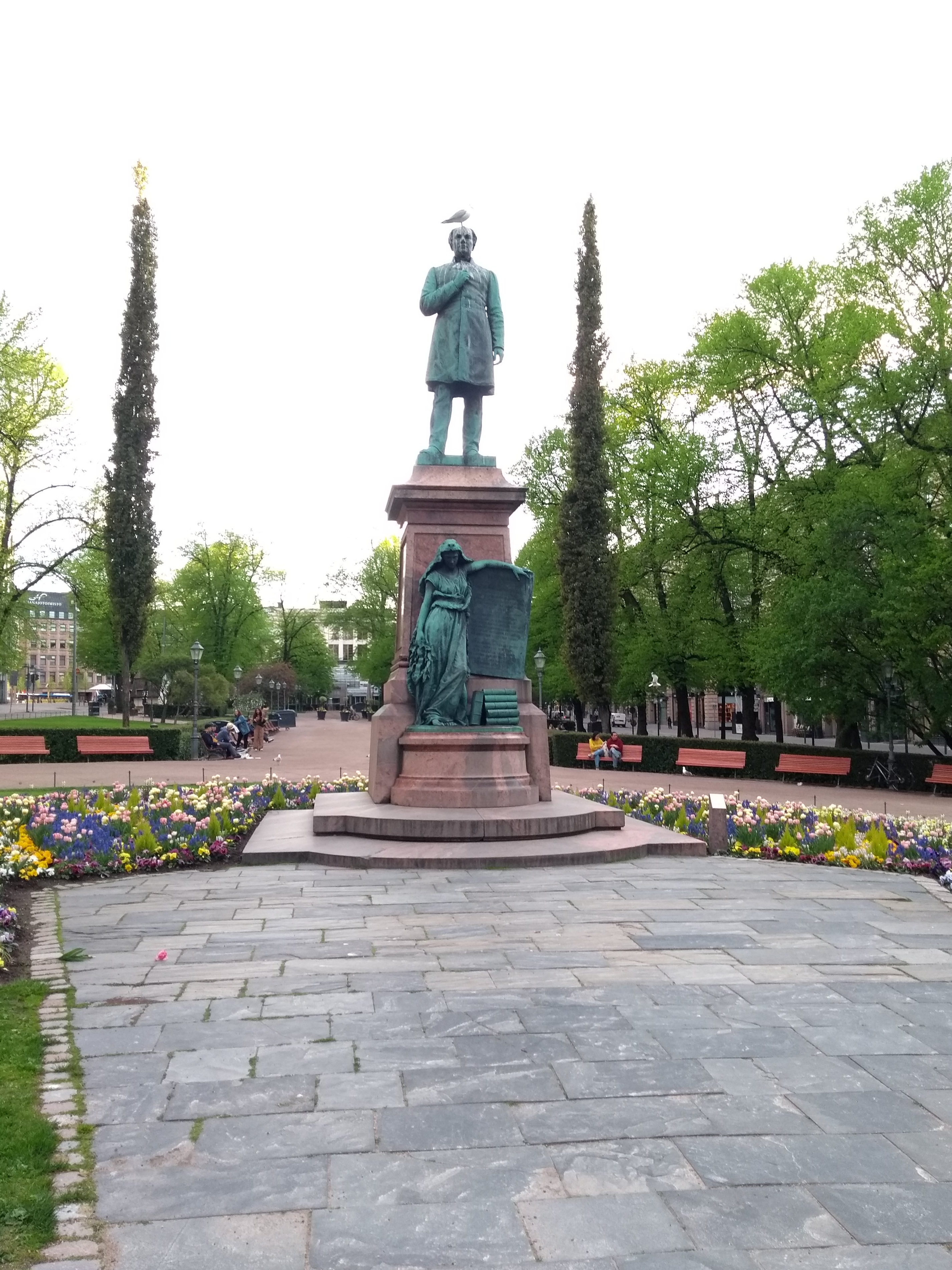 Runeberginesplanadi. Johan Ludvig Runebergin muistomerkki talvisessa Esplanadin puistossa. Nainen ja kaksi pientä lasta patsaan edessä. Paljon lunta. rephoto