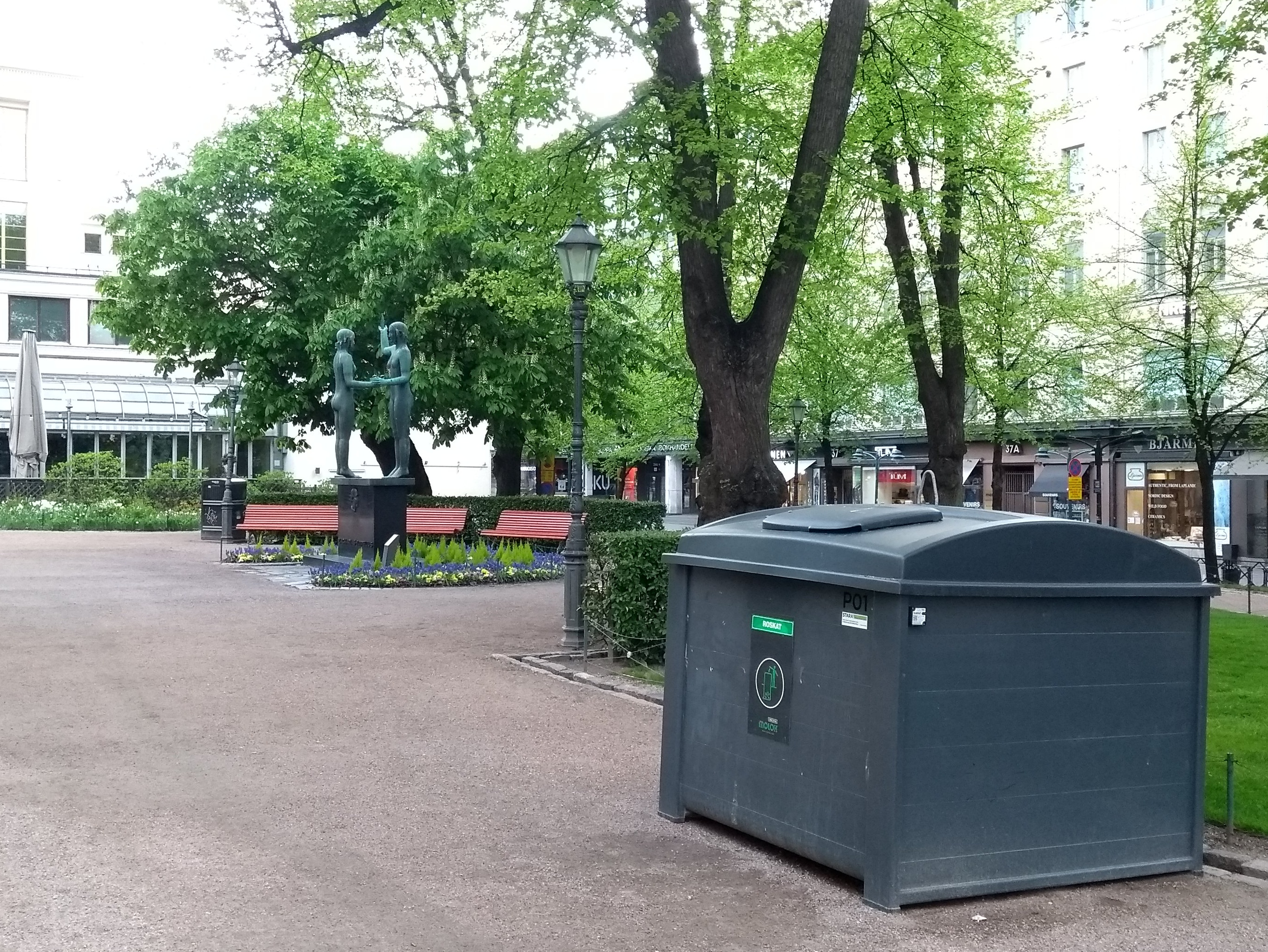 Teatteriesplanadi talvella, edessä vasemmalla Zacharias Topeliuksen muistomerkki Taru ja Totuus (Gunnar Finne, 1932), ympärillä jalankulkijoita. Taustalla Eteläinen Esplanaadikatu (=Eteläesplanadi) 12-20. rephoto