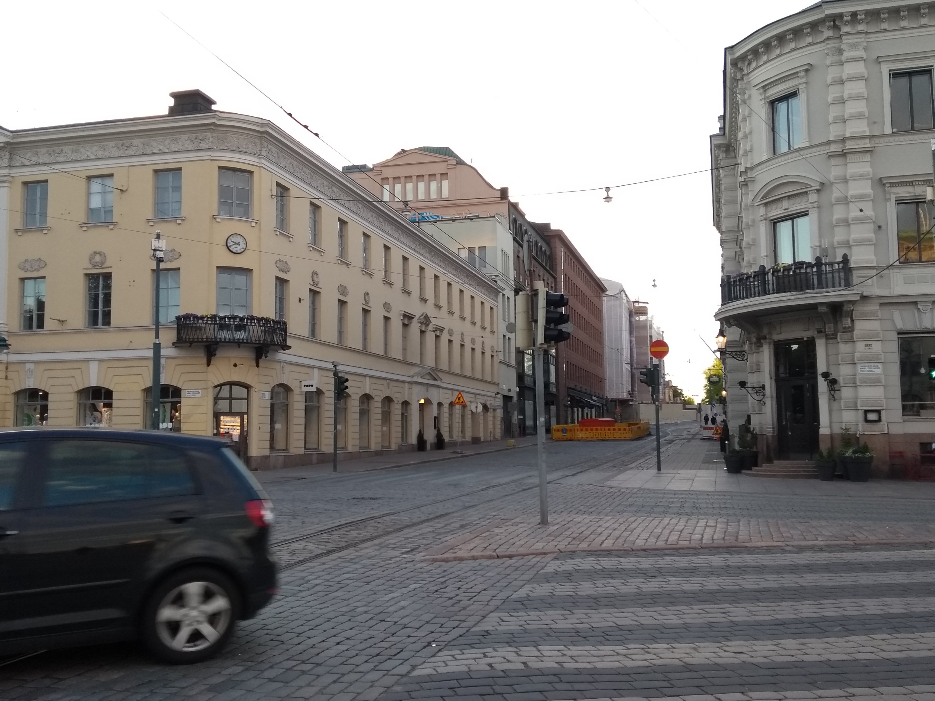 Juhlakoristelua Unioninkadulla keisari Nikolai II:n kruunajaisten kunniaksi. Vasemmalla Unioninkatu 28 - Pohjois-Esplanaadikatu (= Pohjoiseplanadi) 19, oikealla Unioninkatu 23 - Pohjois-Esplanaadikatu (= Pohjoisesplanadi) 17. rephoto