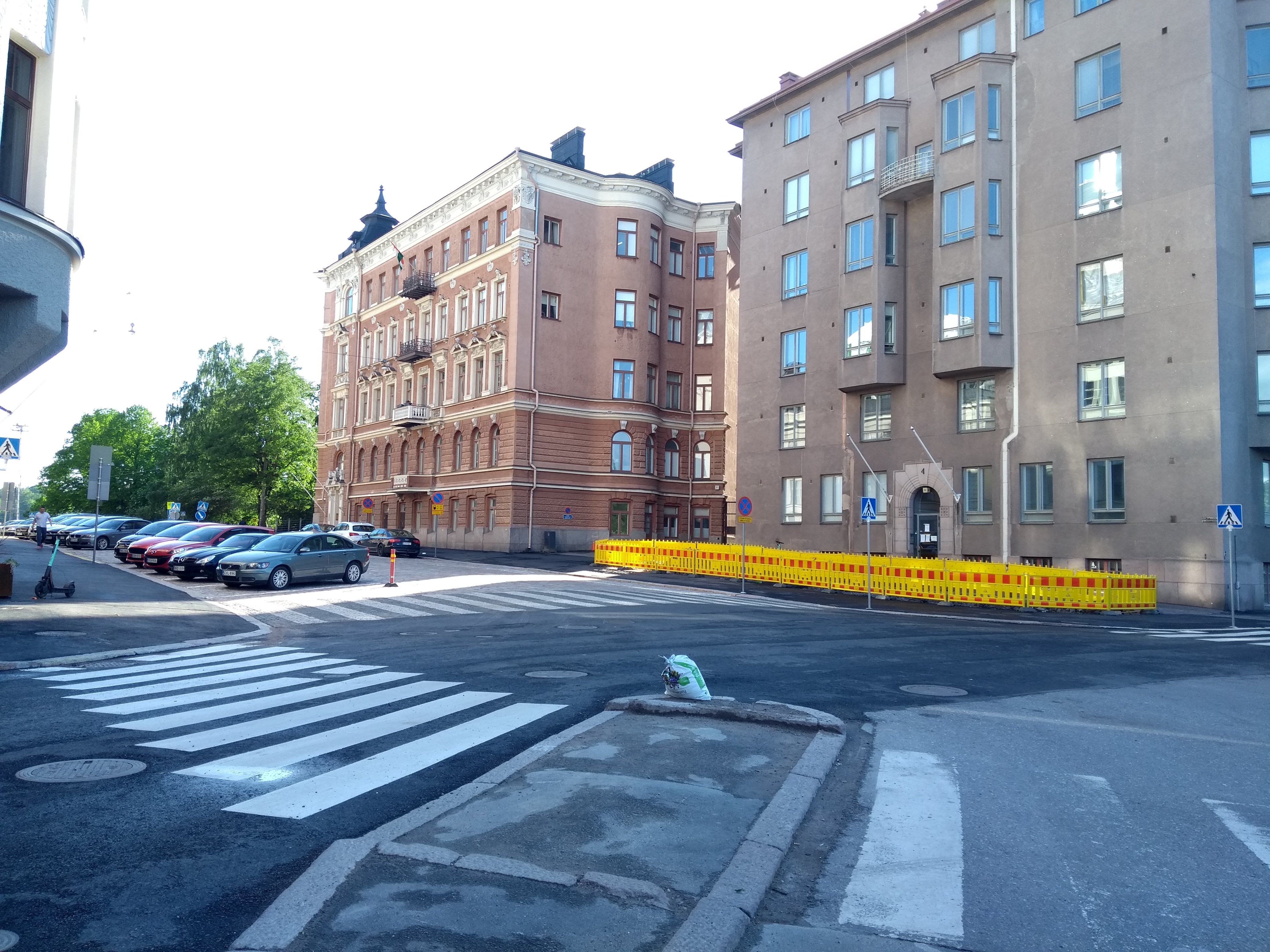 Satamakatu 2, vasemmalla Satamakatu 9. Takana Uspenskin katedraali. rephoto