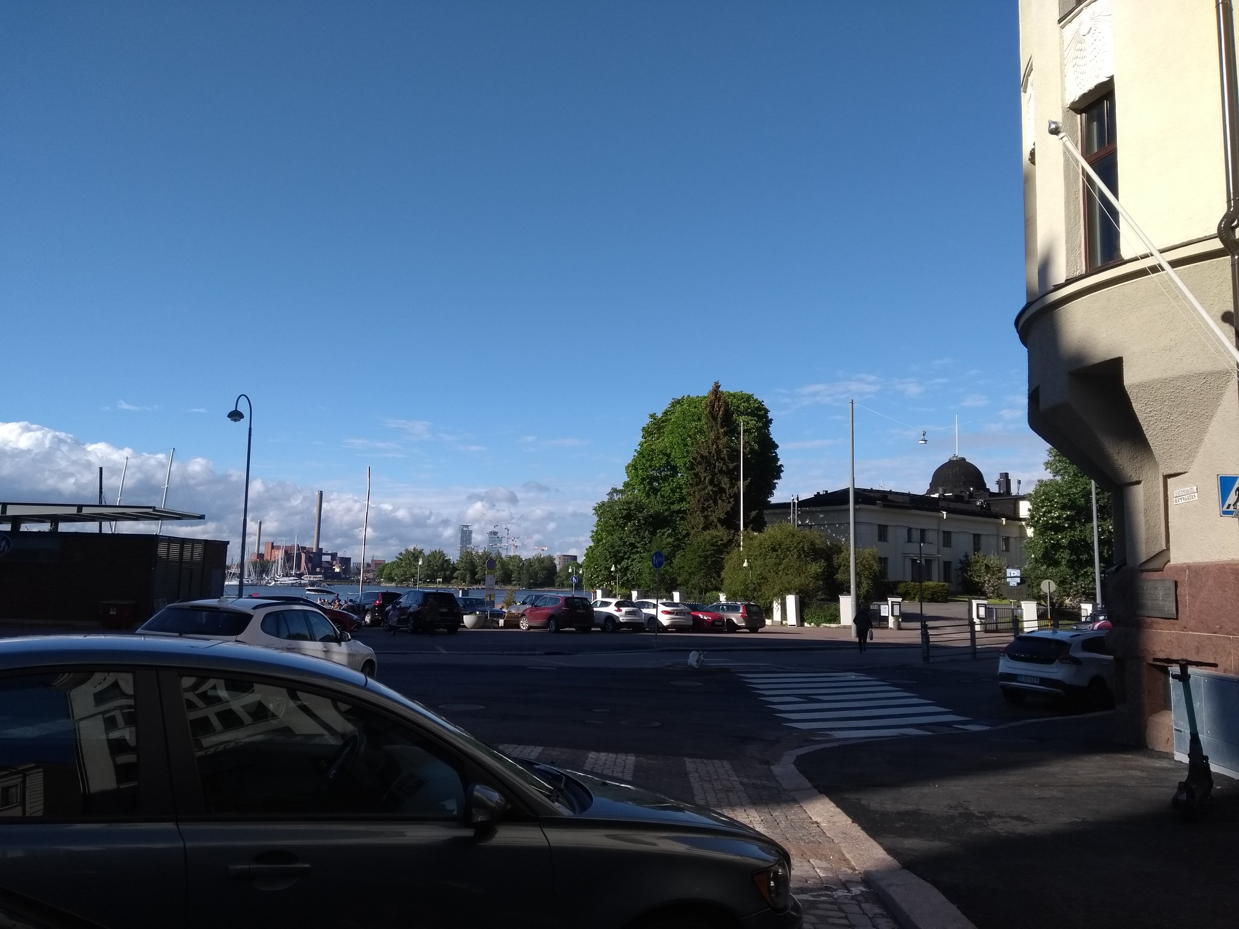 Katajanokka. Keskellä Katajanokan upseerikerho, Laivastokatu 1. Vasemmalla huoltoasema. Oikealla Laivastokatu 2. - Satamakatu 11. rephoto