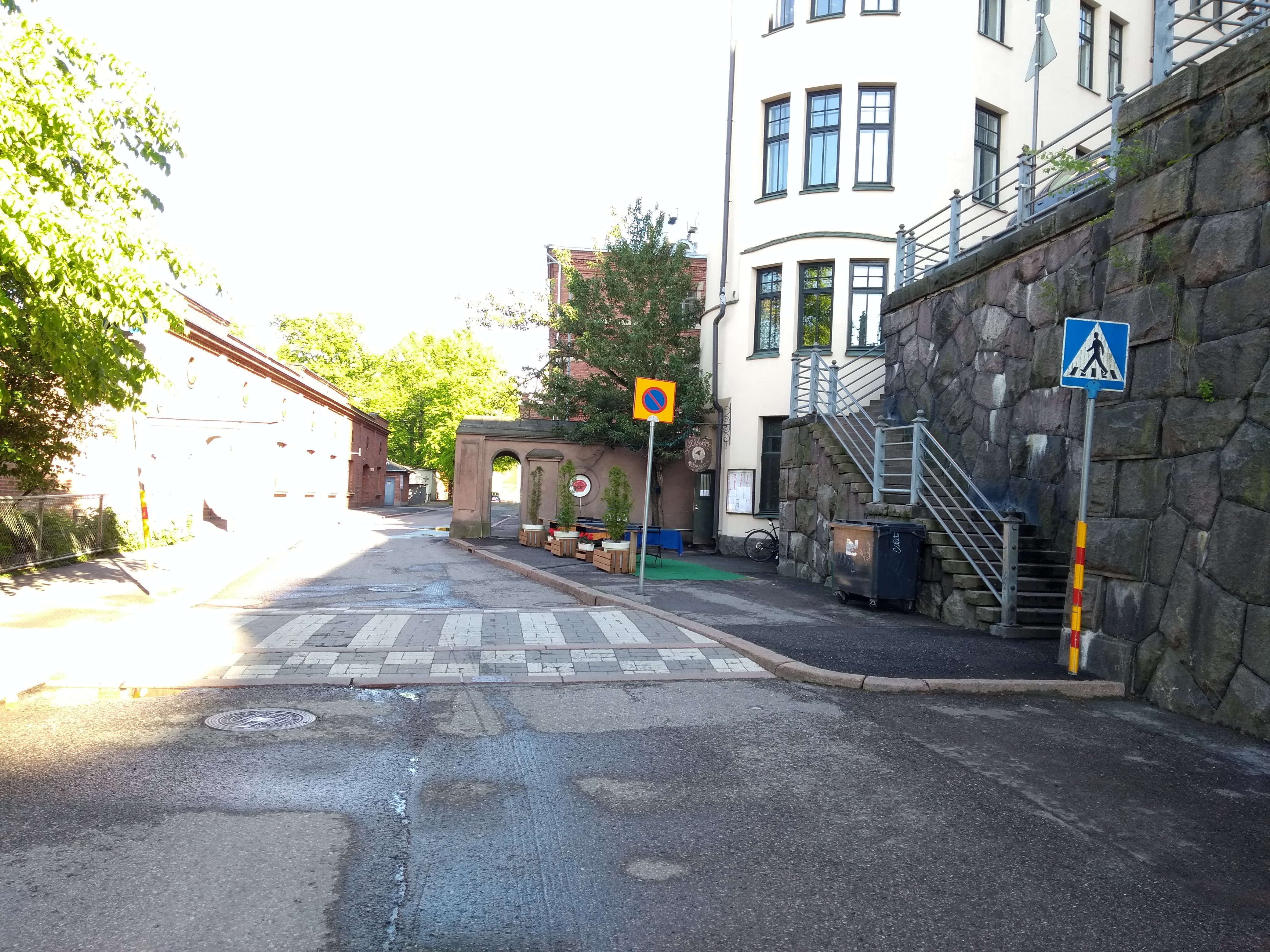 Vasemmalla Laivastonkatu 3.  Oikealla Vyökatu 9. rephoto