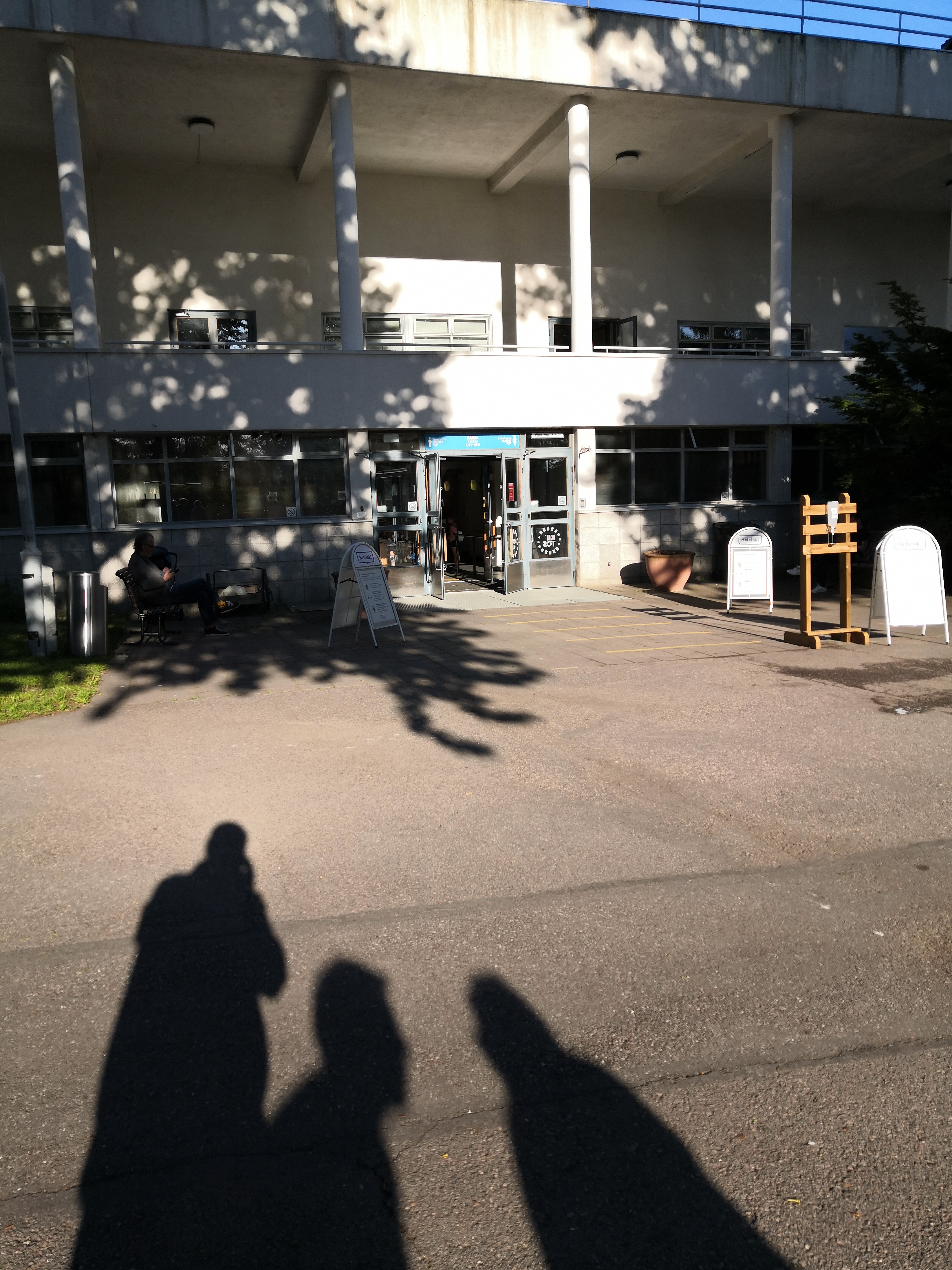 Koululaisia uimastadionin edustalla. rephoto