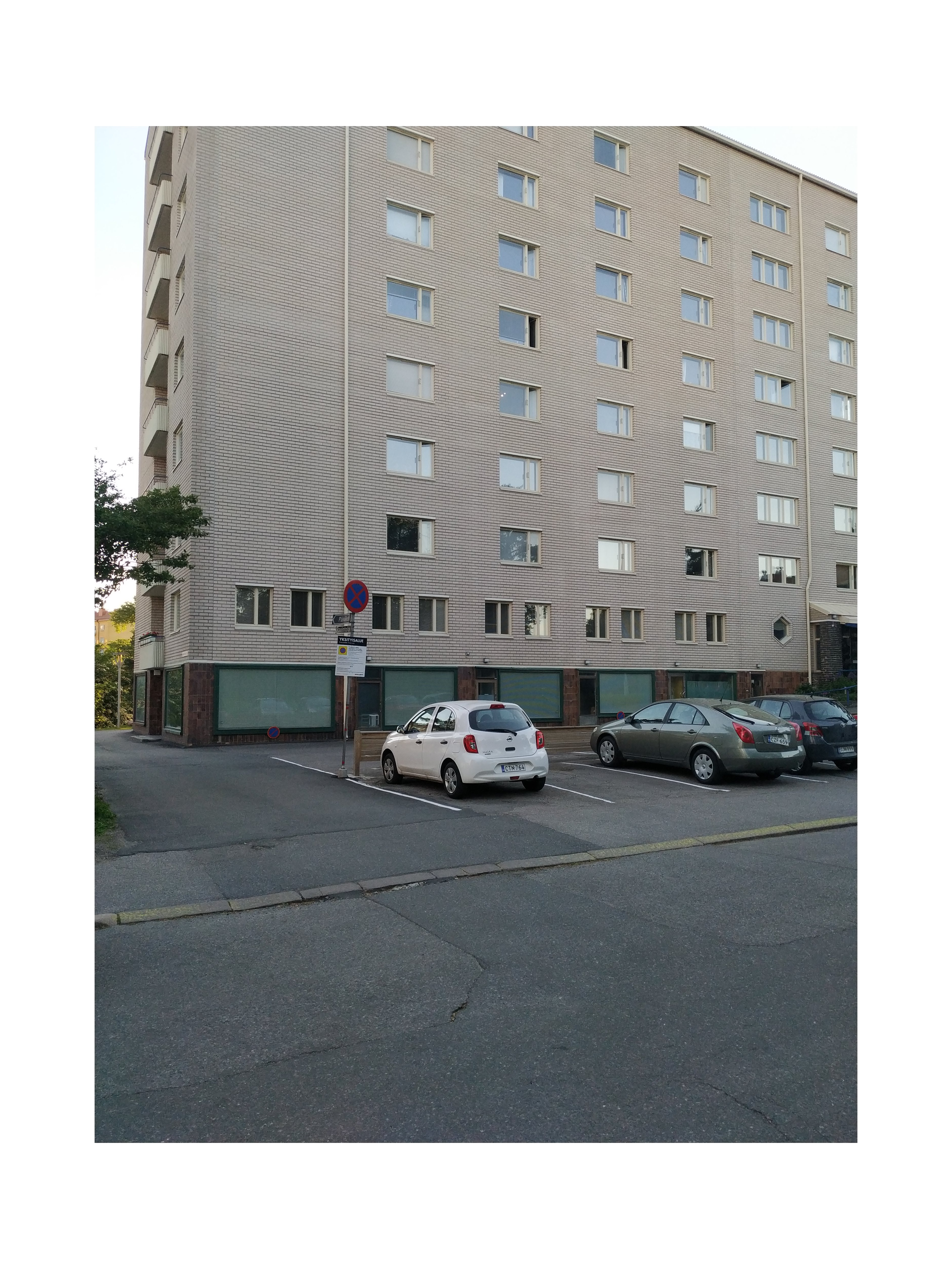Mannerheimintie 93. Lehtikuusentie 2. Asuntoyhteistalo Oy;n eli Naisten talon rakennustyömaa. Lähes valmis kerrostalo kuvattuna Lehtikuusentieltä. rephoto