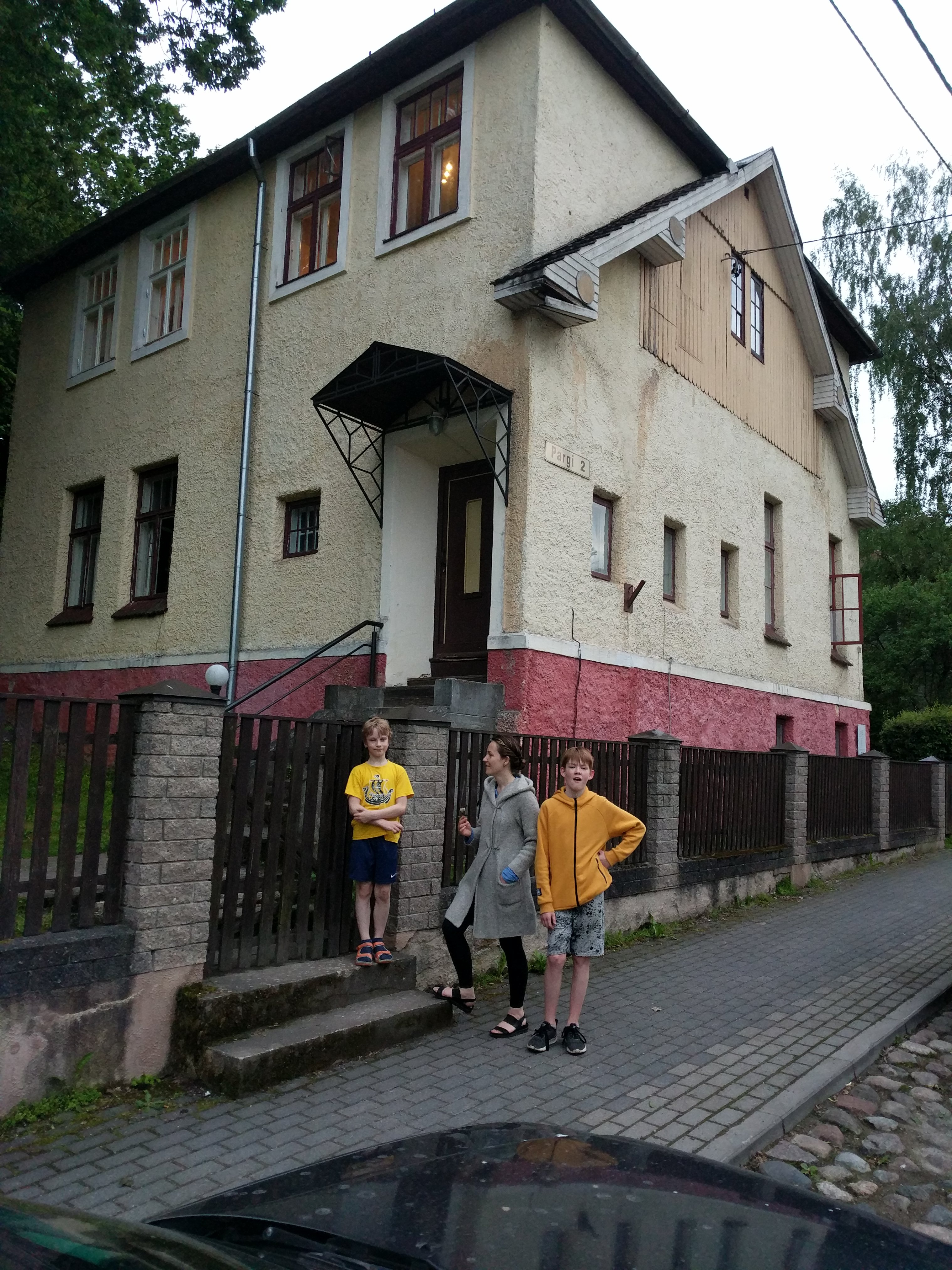 Betti Alver in his former residence in Tartu, Park Tn. 2. On the left Renate Tamm, on the right Velli Verev, on the back Linda Nigul. 1982 yr. rephoto