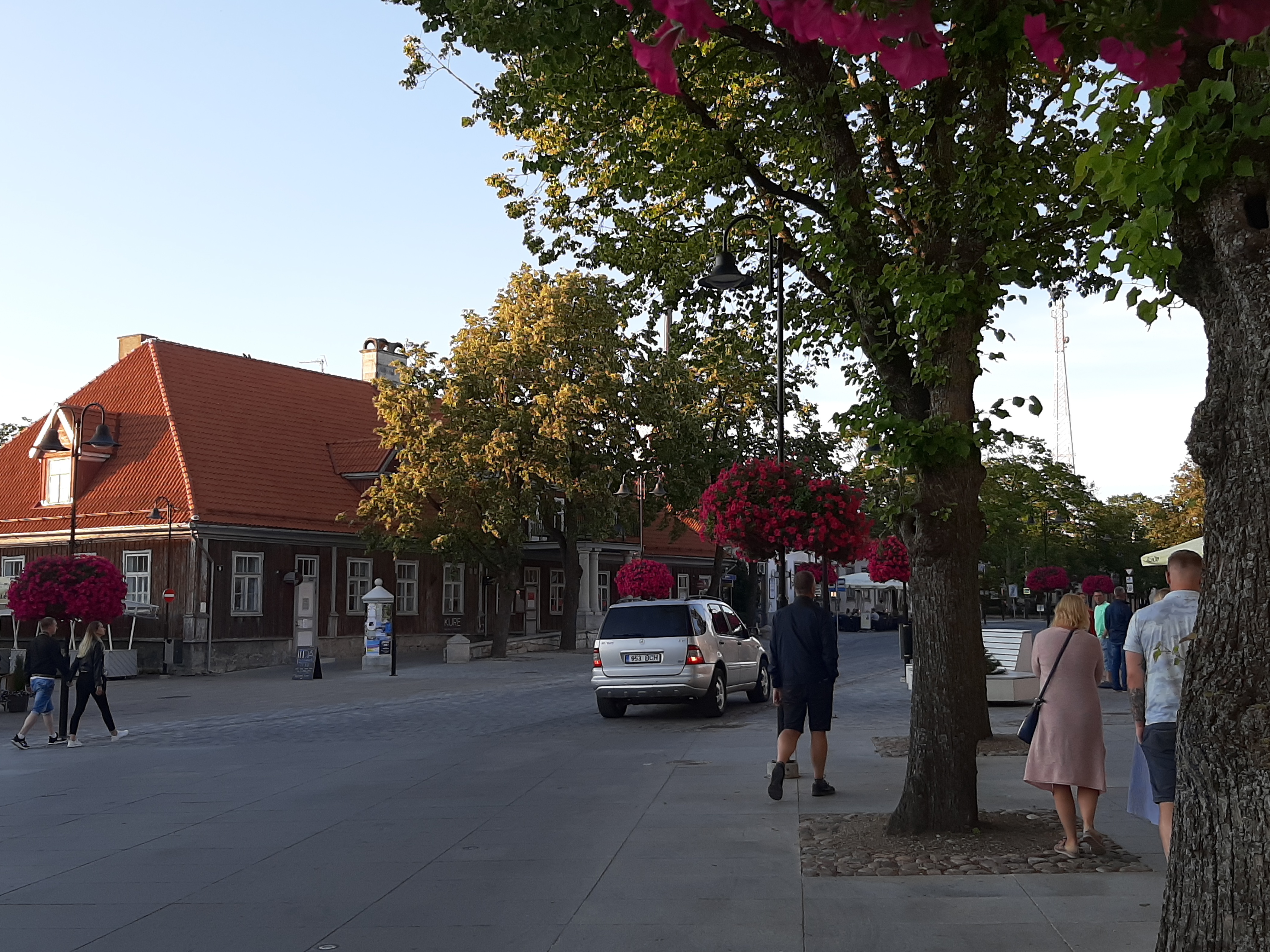 Vaade Kuressaare keskväljakule, joonistus 19. sajandi lõpust rephoto