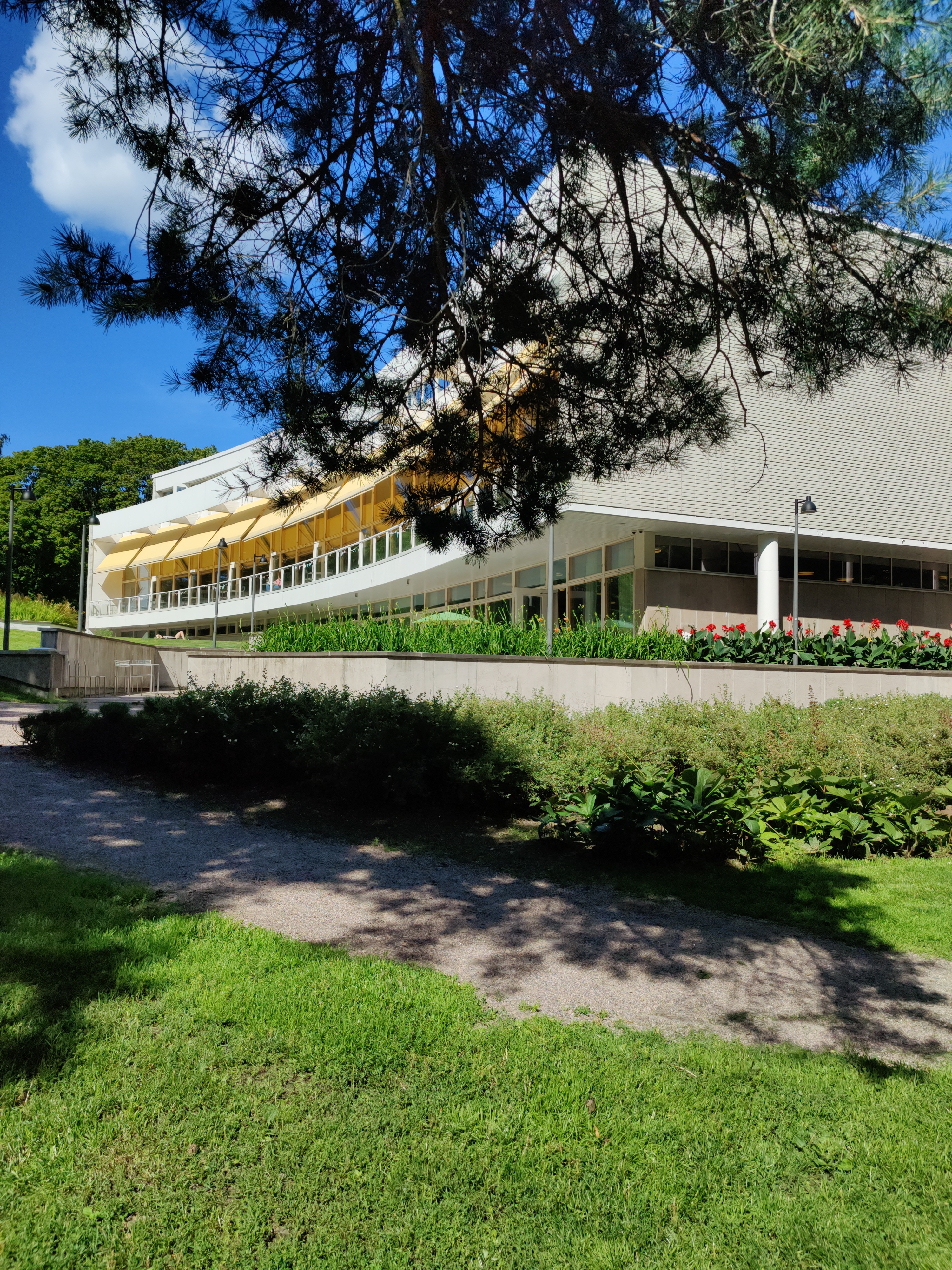 Töölön kirjasto, Topeliuksenkatu 6,  iltavalaistuksessa. rephoto