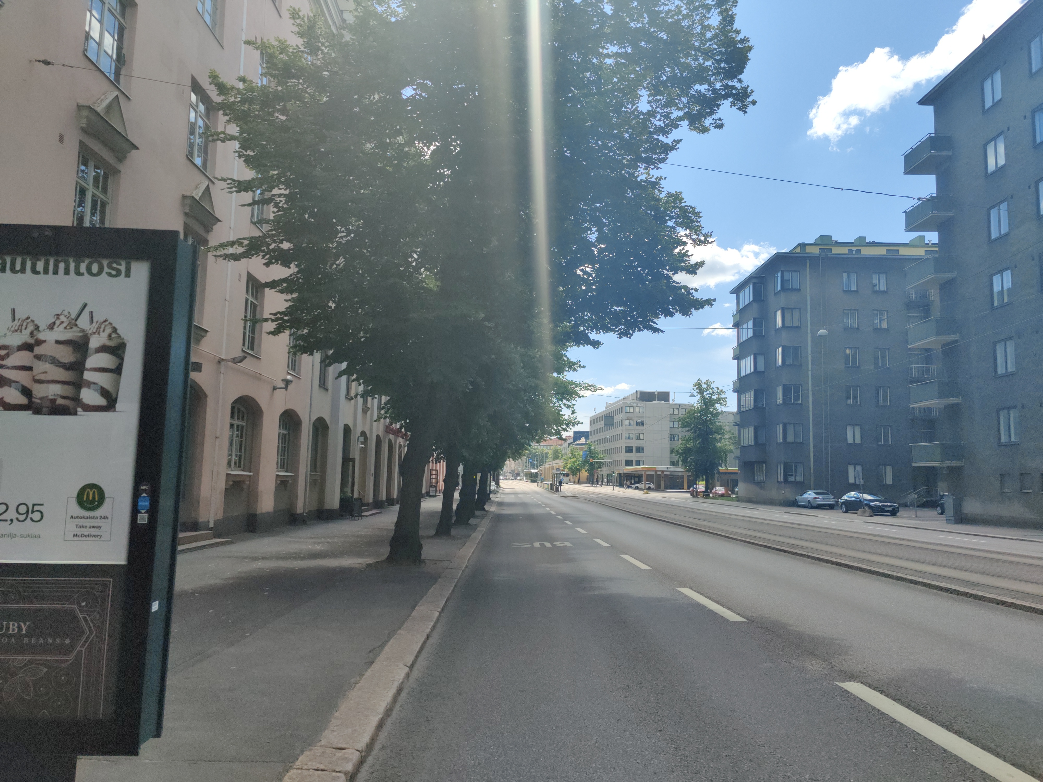 Läntinen Viertotie vas.  23, 21, oik.  54, 50.  Nykyinen Mannerheimintie 33, 31 vas., 80, 76 oik.  Oikealla etualalla Spennertin Satula- ja Ajokalutehdas (Läntinen Viertotie 54), taustalla Sipoonkirkko (Läntinen Vietotie 50). rephoto