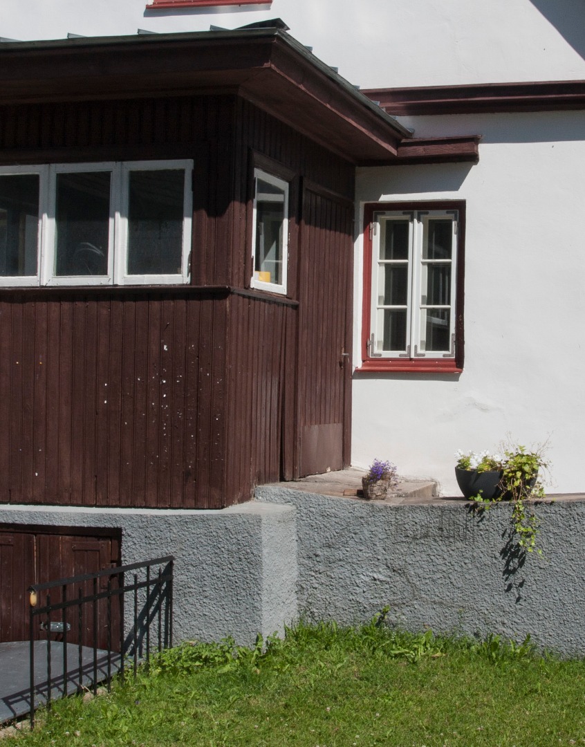 Hellenurme vallavanem Peeter Mühlberg vallamaja ees rephoto