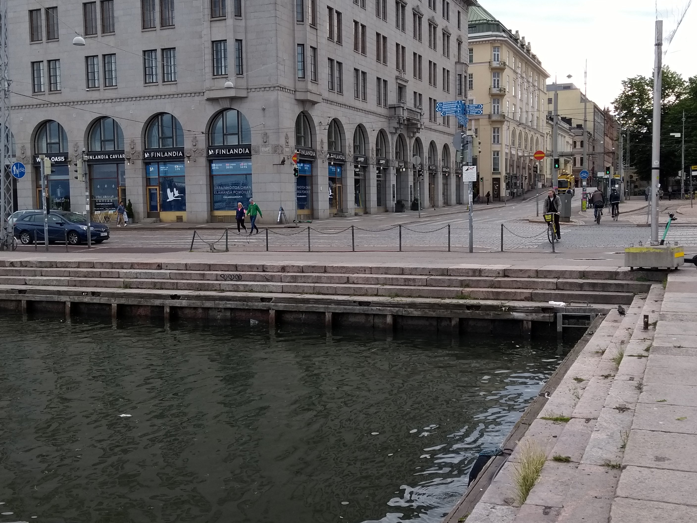 Kauppatori. Silakkamarkkinat. Silakanmyyntiä veneistä. Taustalla Eteläranta 20. rephoto