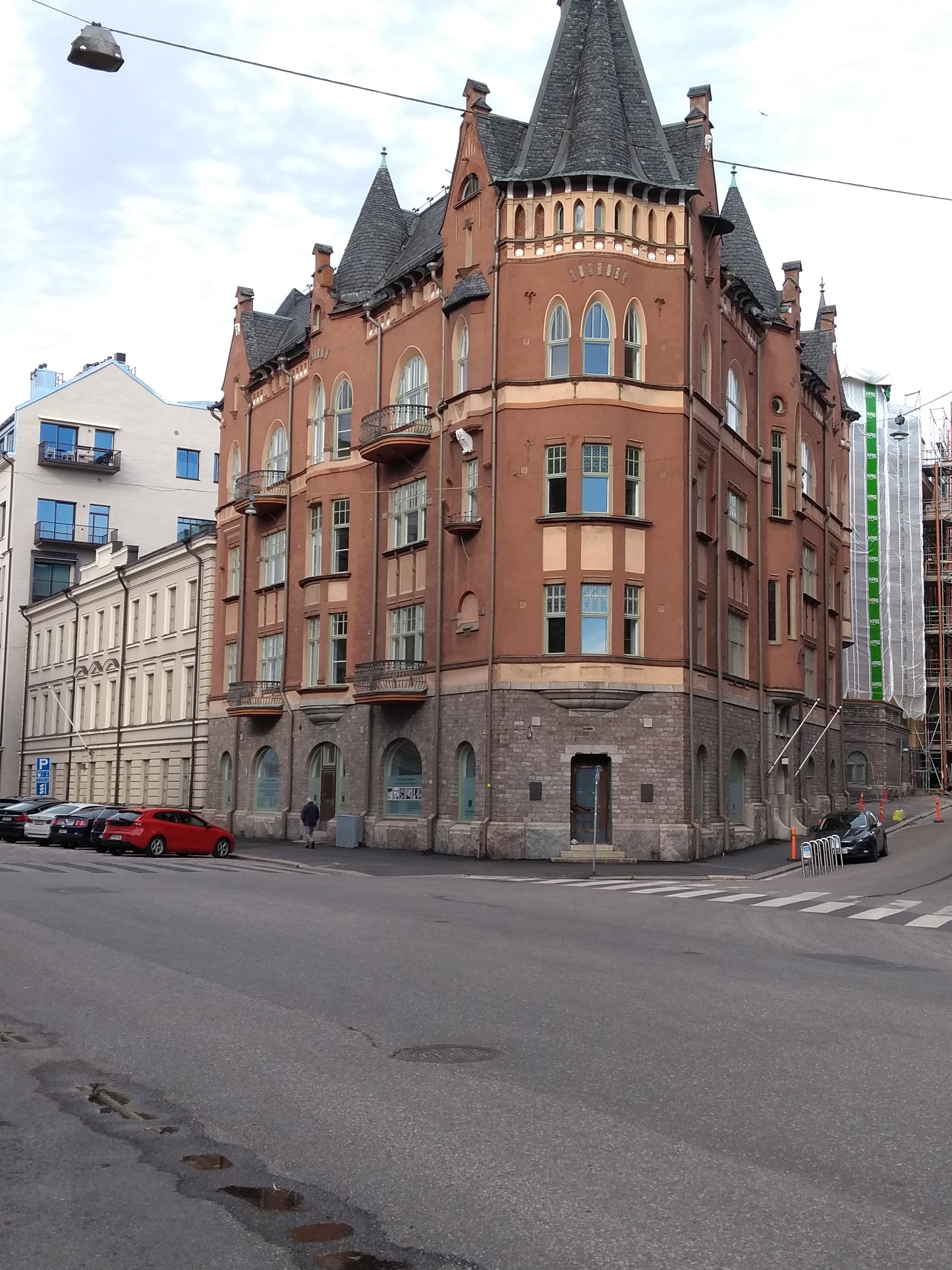 Helsingin valtaus 1918. Vangittuja punakaartilaisia Satamakadulla matkalla Suomenlinnan vankileirille Helsingin valtauksen jälkeen. rephoto