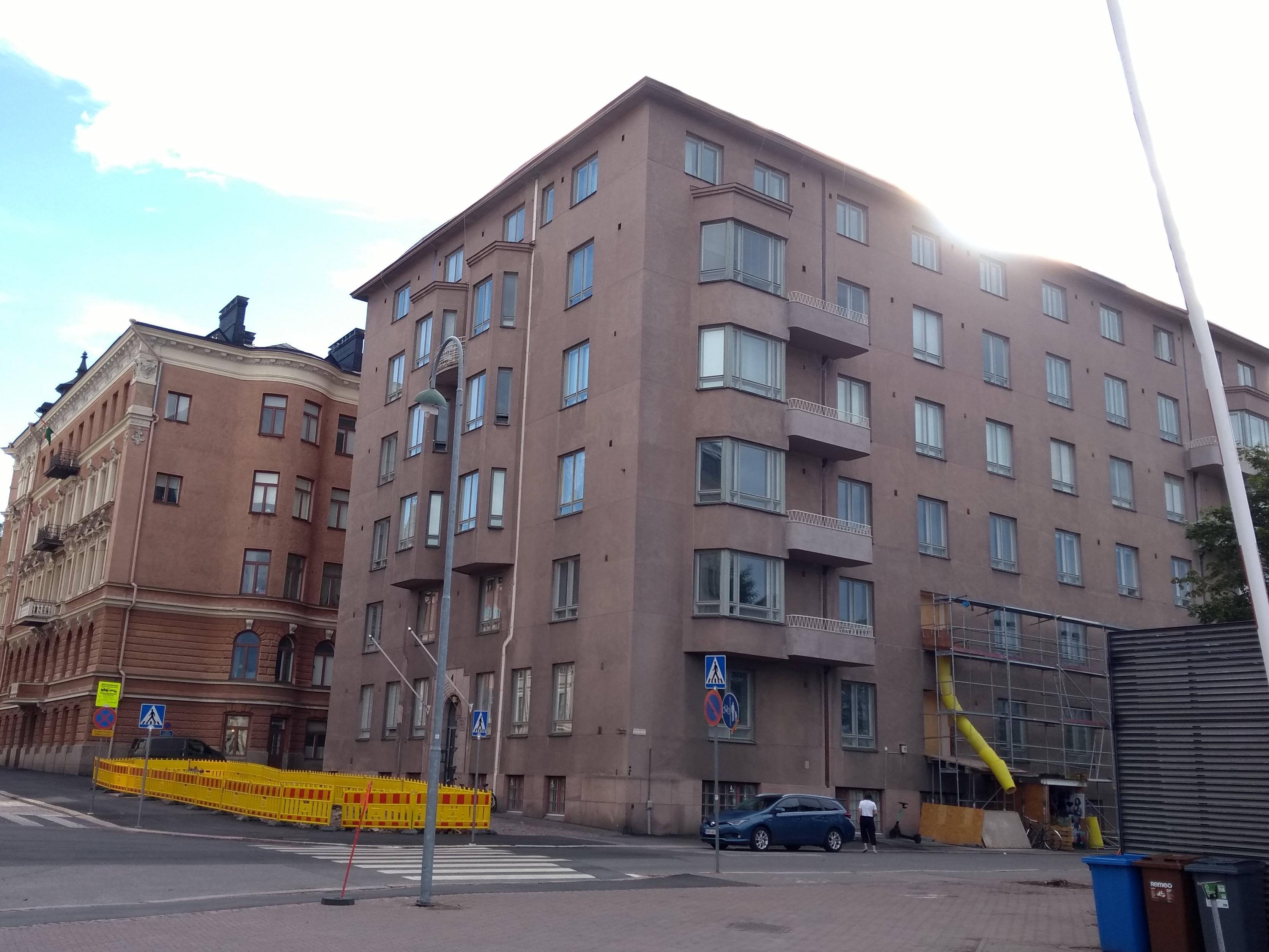 Satamakatu 4, 2. Numeron 4 seinässä Maakauppiaitten Lyhyttavara Oy:n kyltti. rephoto