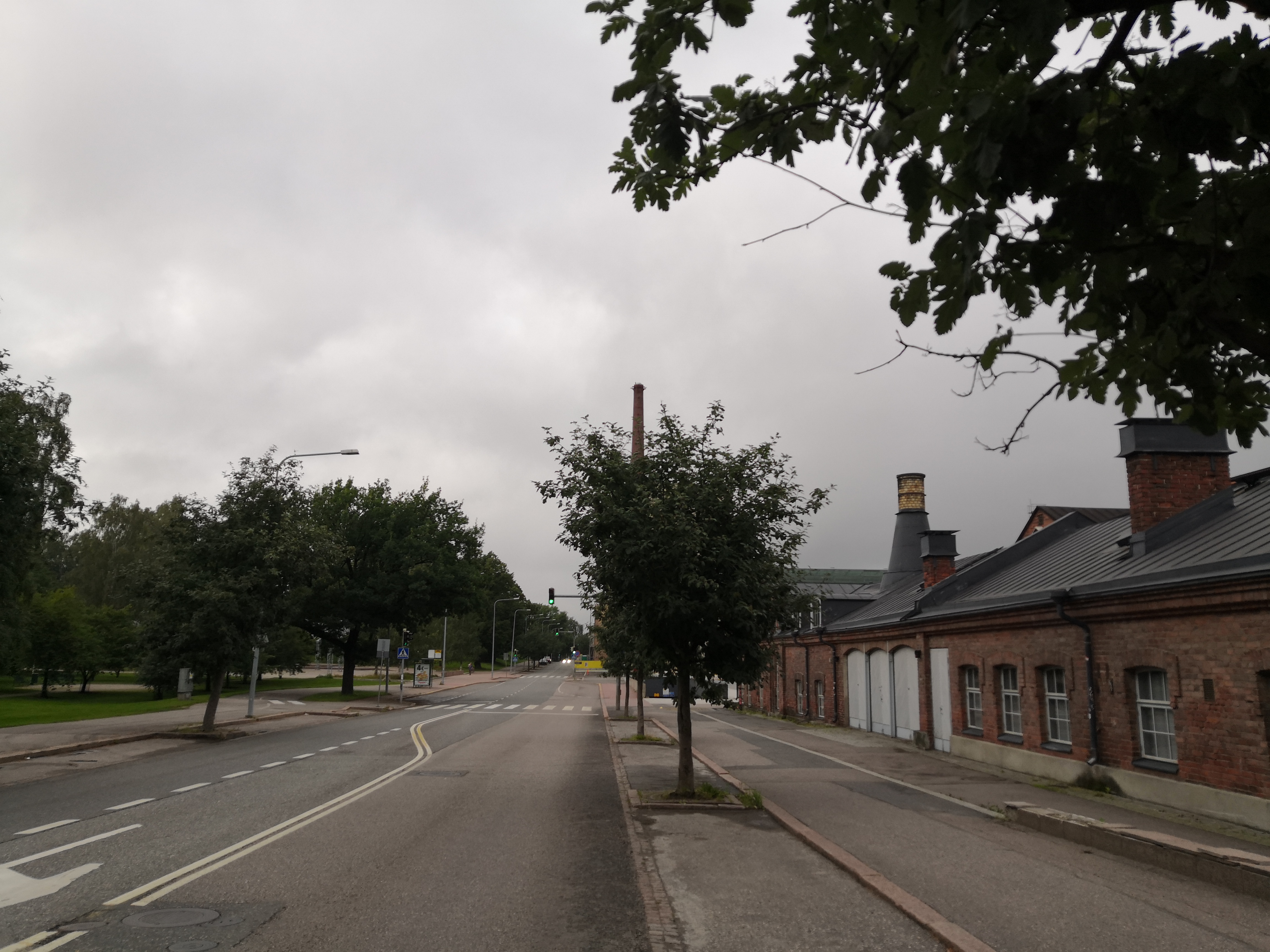 Toukola 12, tontti 7, Itäinen Viertotie (=  Hämeentie 130 ).  Oikealla Arabian posliini- ja fajanssitehdas (= Hämeentie 135). rephoto