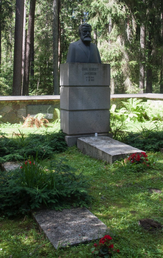 Writer C. R. Jakobson's tomb monument on Kurgjal. rephoto