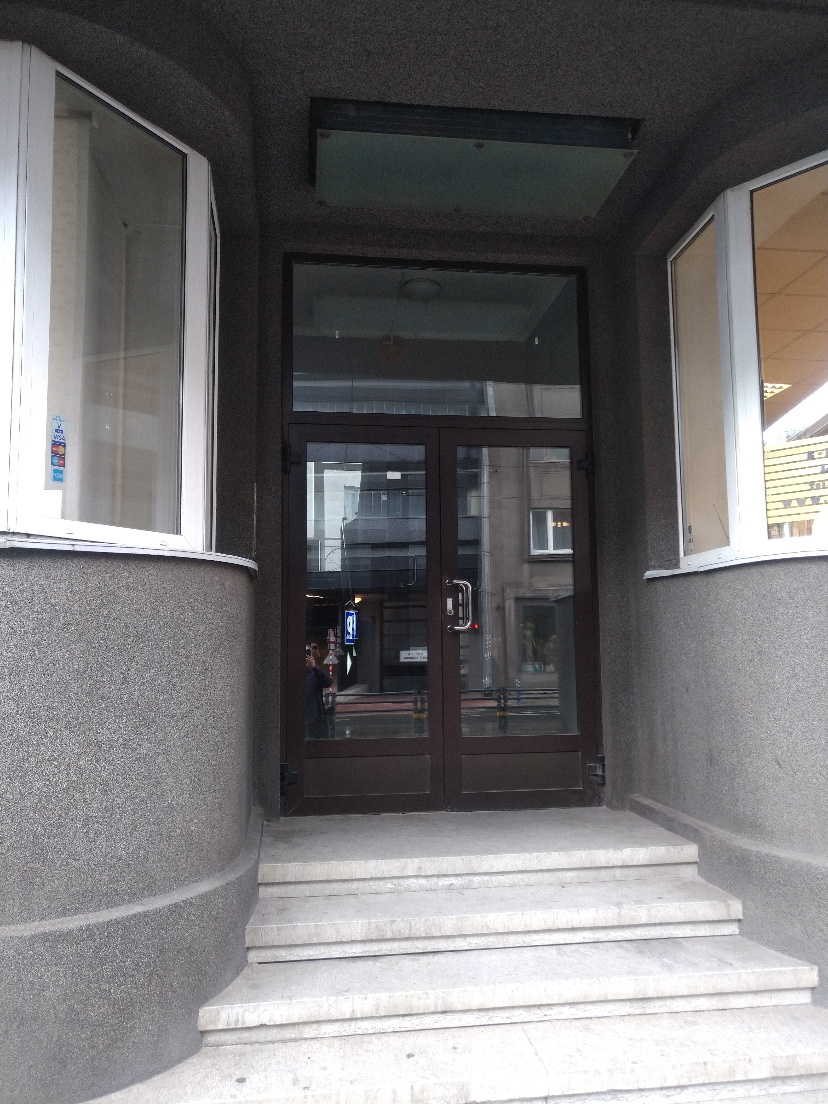Korterelamu Tallinnas Pärnu mnt 23, peasissepääs. Arhitekt Eugen Sacharias rephoto