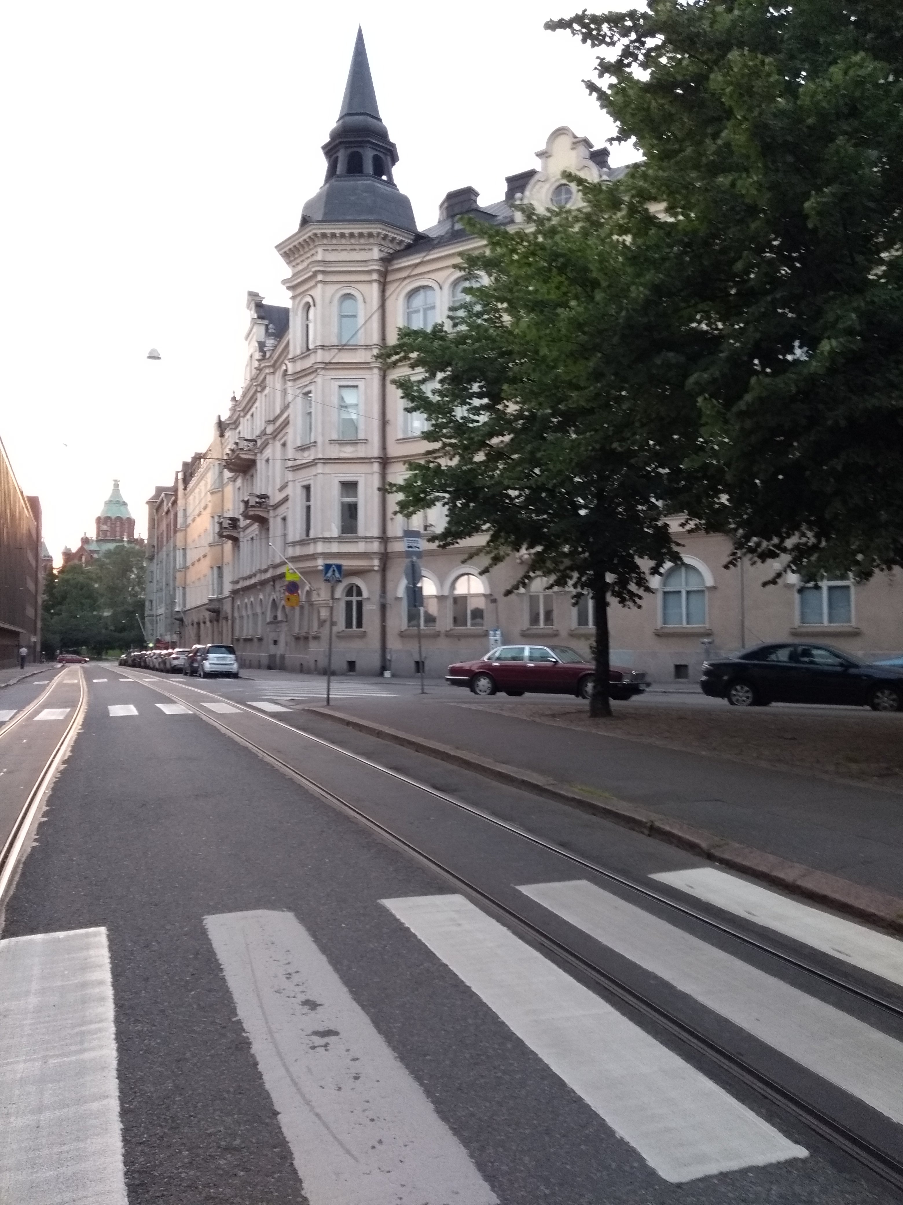 Kruunuvuorenkatu. Vironniemen päiväkodin lapsia kävelemässä Kruunuvuorenkadulla. Näkymä Kruunuvuorenkatu 7:n edestä luoteeseen Uspenskin katedraalin suuntaan. rephoto