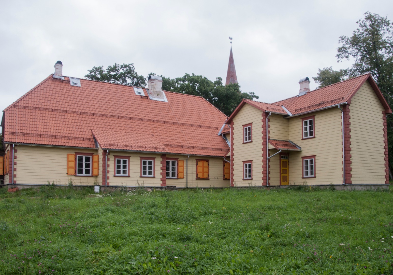 Main building of the Grand Jan Pastorage, 18th century. rephoto