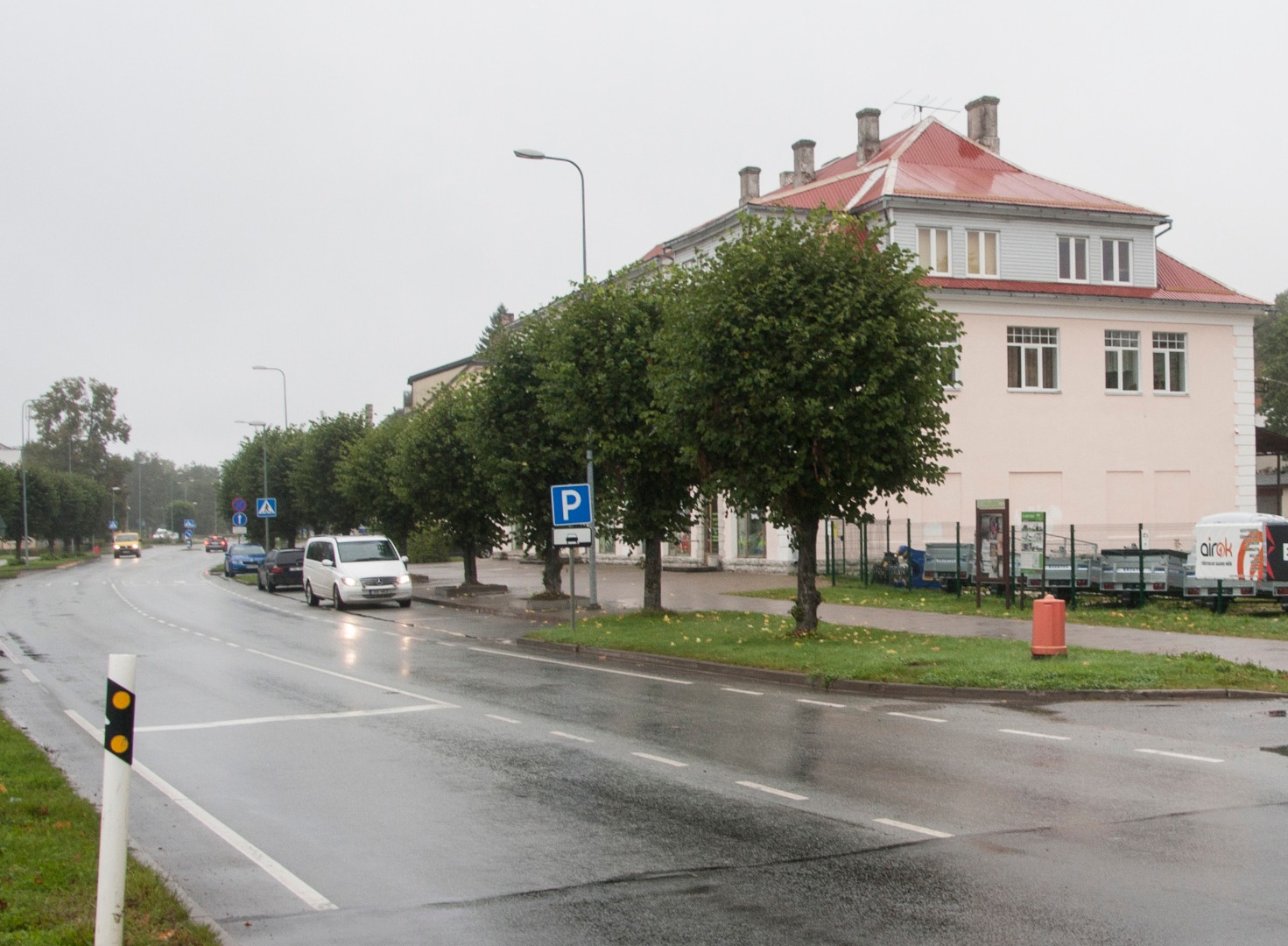 Vaade Viljandi tänavale Türil, vaade piki tänavat, esiplaanil Türi Tarvitajate Ühisuse hoone rephoto