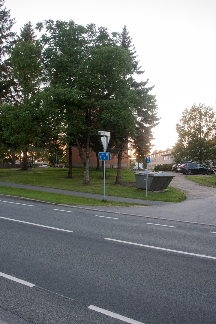 foto, Kolga-Jaani khk, Kolga-Jaani, teede ristmik, viit Kolga-Jaani kolhoos 0,2, u 1985, foto E. Veliste rephoto