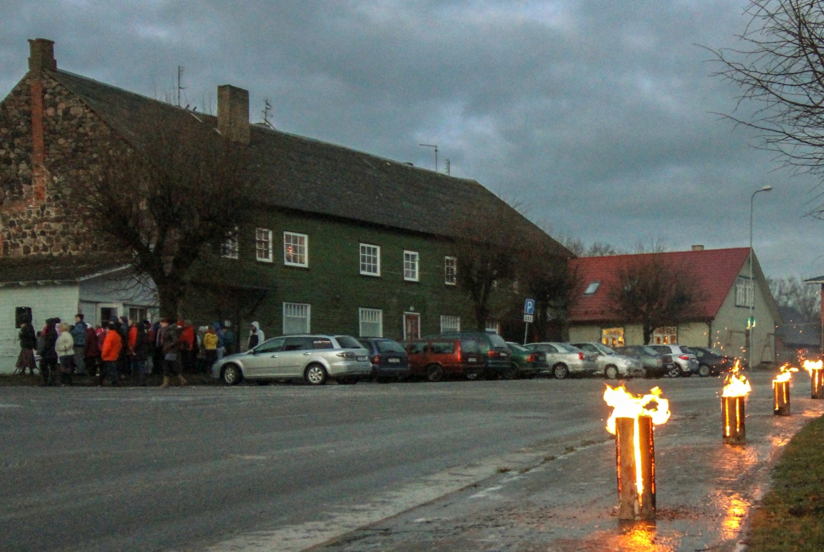 Trucks in Suur-Jaanis in front of Kösti's house, in front of Ford TT rephoto