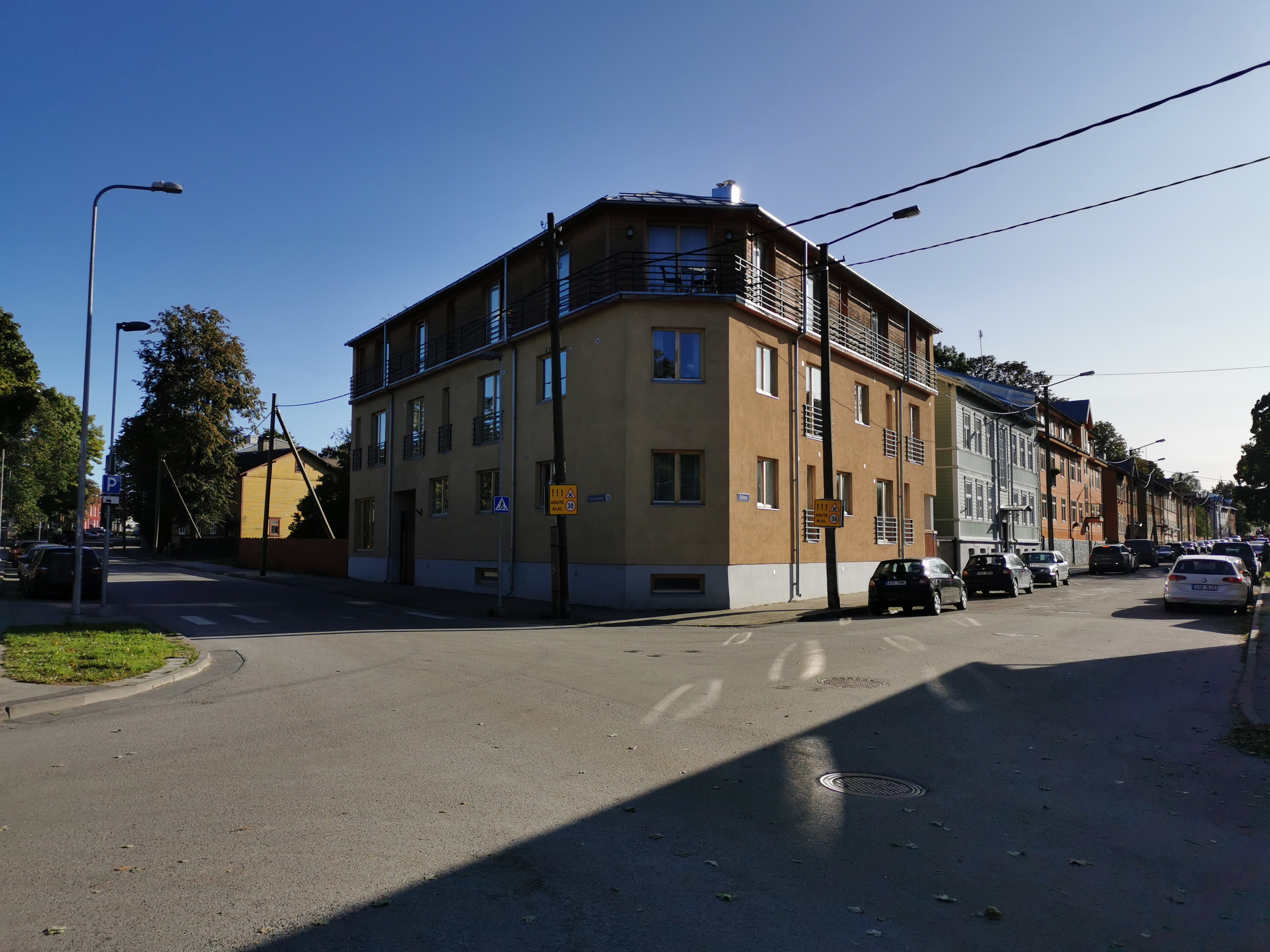 View on the crossroads of Salme and Uus-Kalamaja streets. rephoto