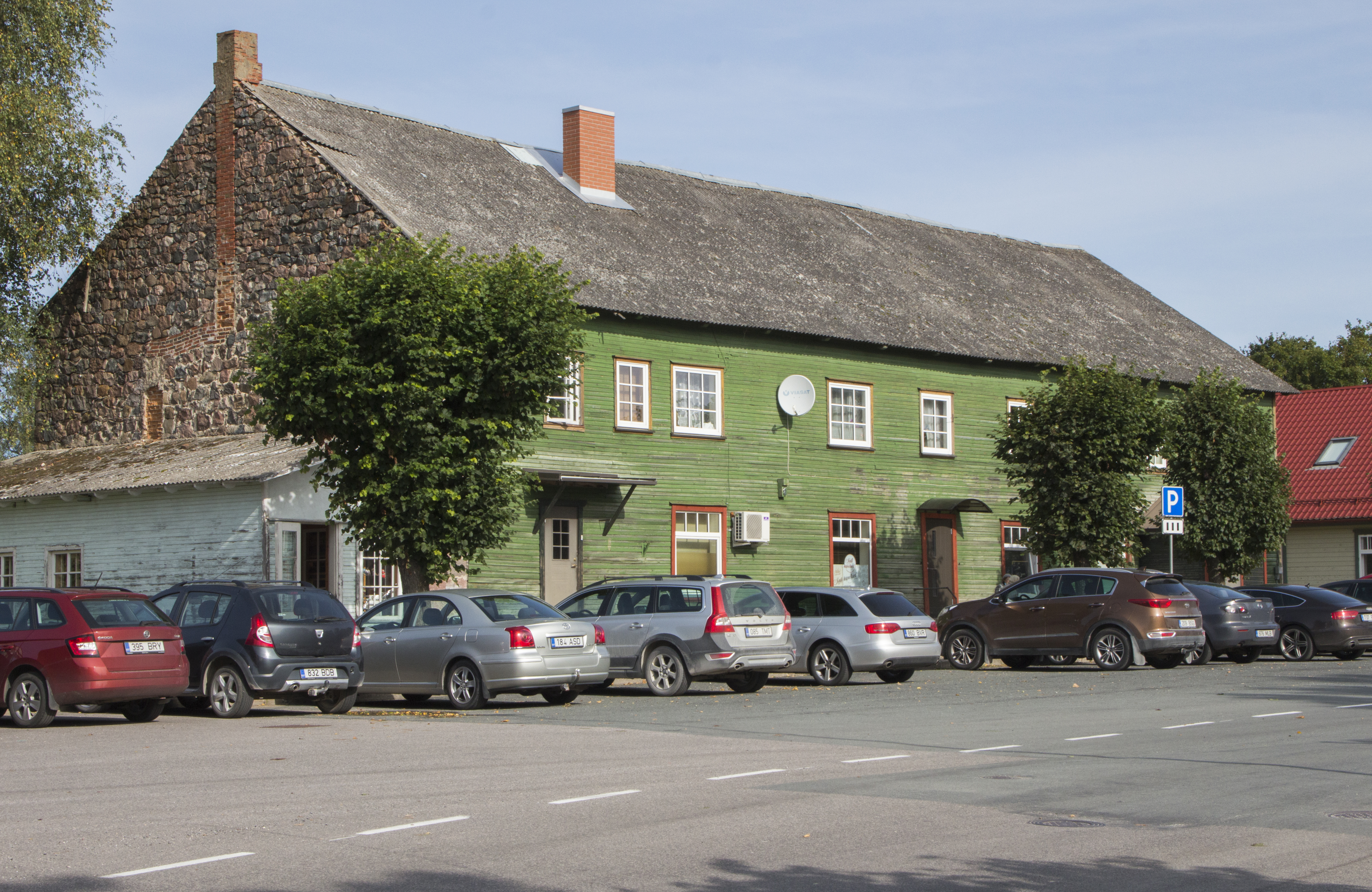 Trucks in Suur-Jaanis in front of Kösti's house, in front of Ford TT rephoto