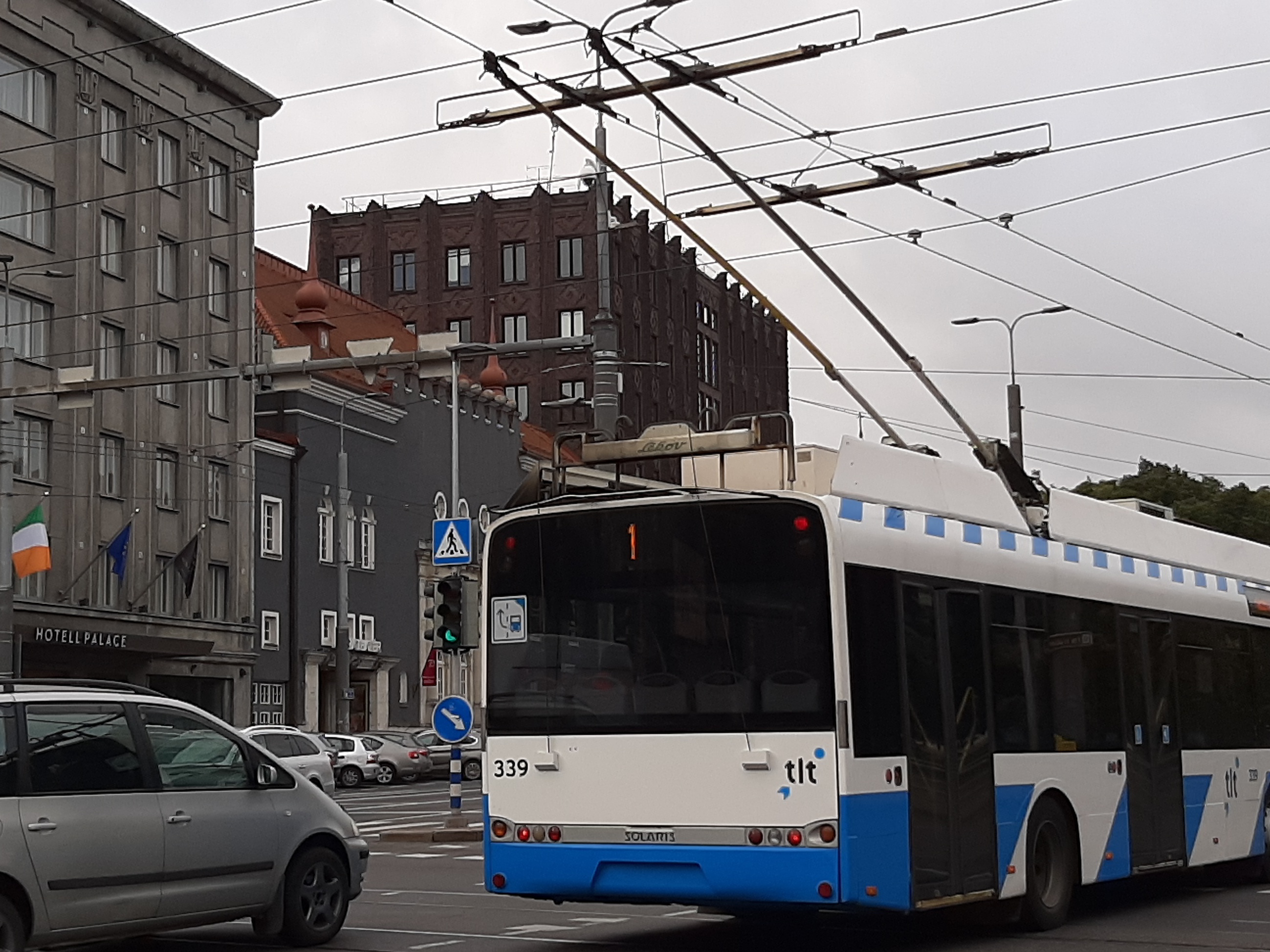 One of the first troll buses at the winning square after the opening of the throttle bus route Theatre Estonia - Hipodroom. rephoto