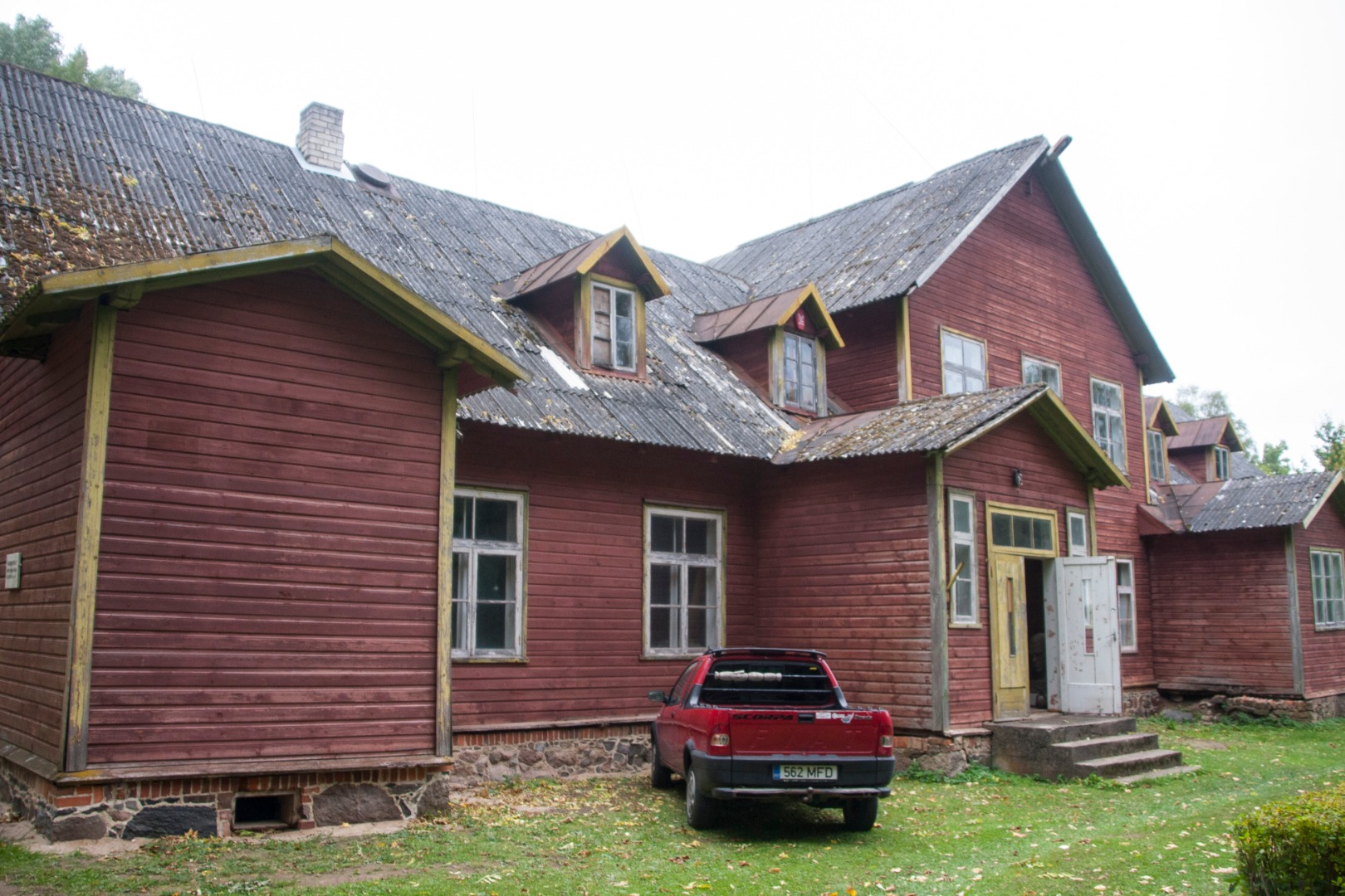 From the km staff expedition in 1986, Uderna schoolhouse, where Tuglas studied 1897-1900 rephoto