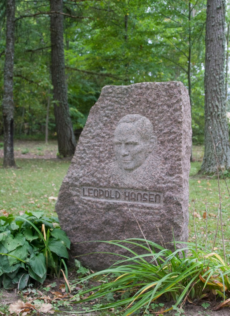Leopold Hansen monument Tartu County Rõngu vald Uderna village rephoto
