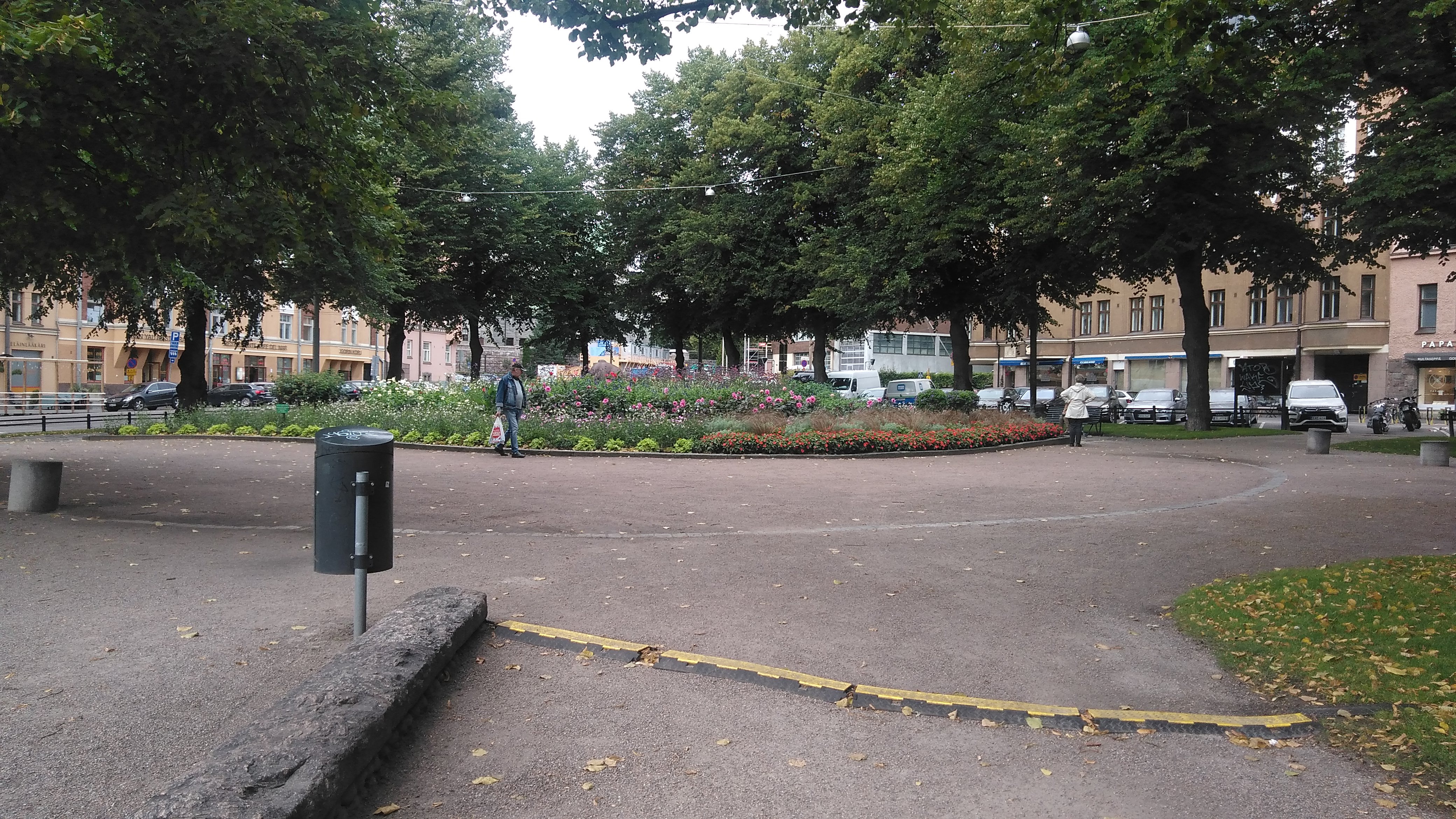 Iäkkäämpi nainen Karhupuistossa rephoto