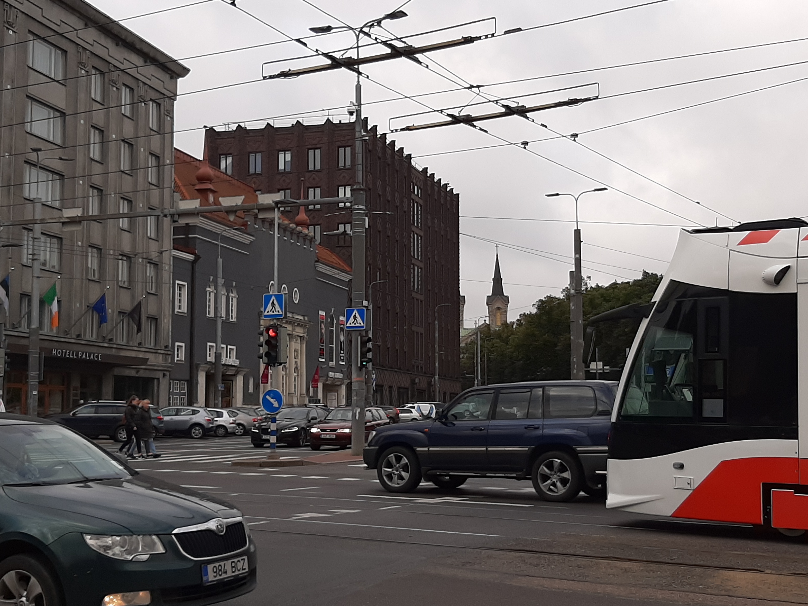 One of the first troll buses at the winning square after the opening of the throttle bus route Theatre Estonia - Hipodroom. rephoto