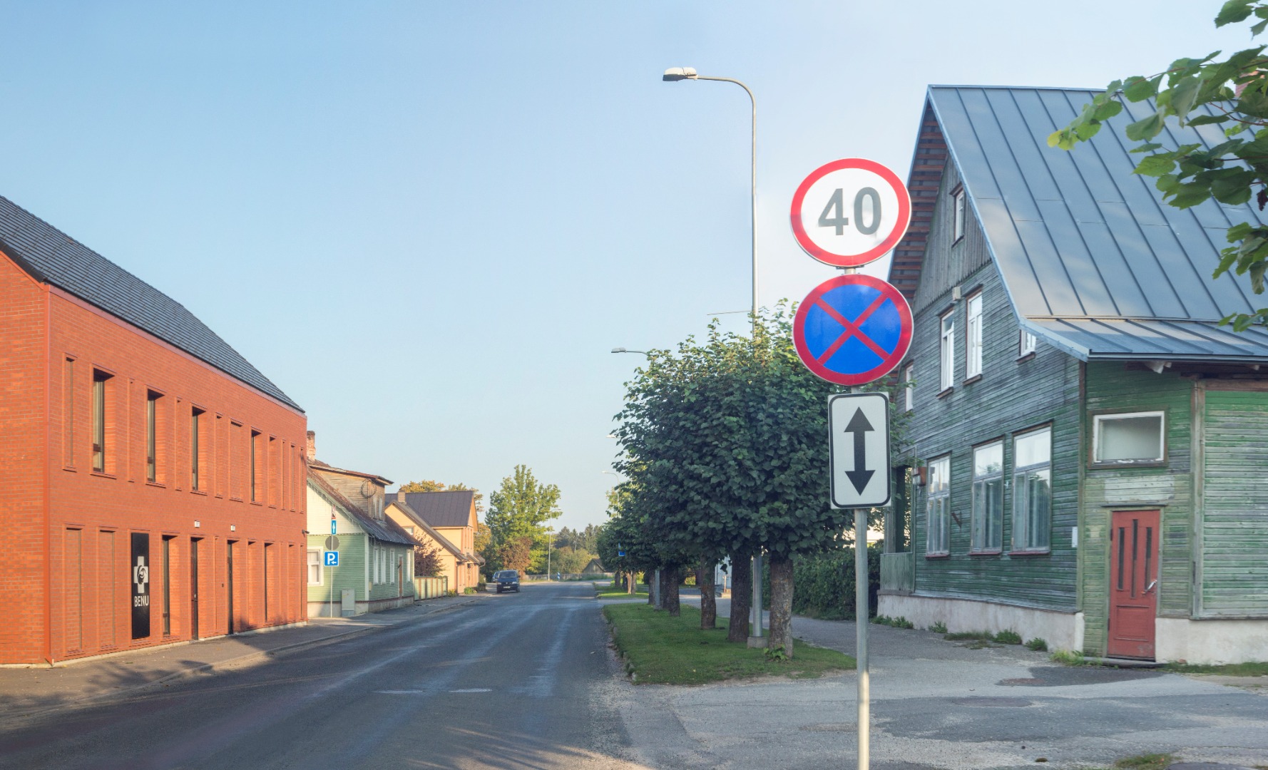 trükipostkaart, Suure-Jaani khk, Suure-Jaani, Pärnu tn, vasakul tuletõrje ühingu maja, paremal apteek, u 1910, J. Litteri kirjastus rephoto