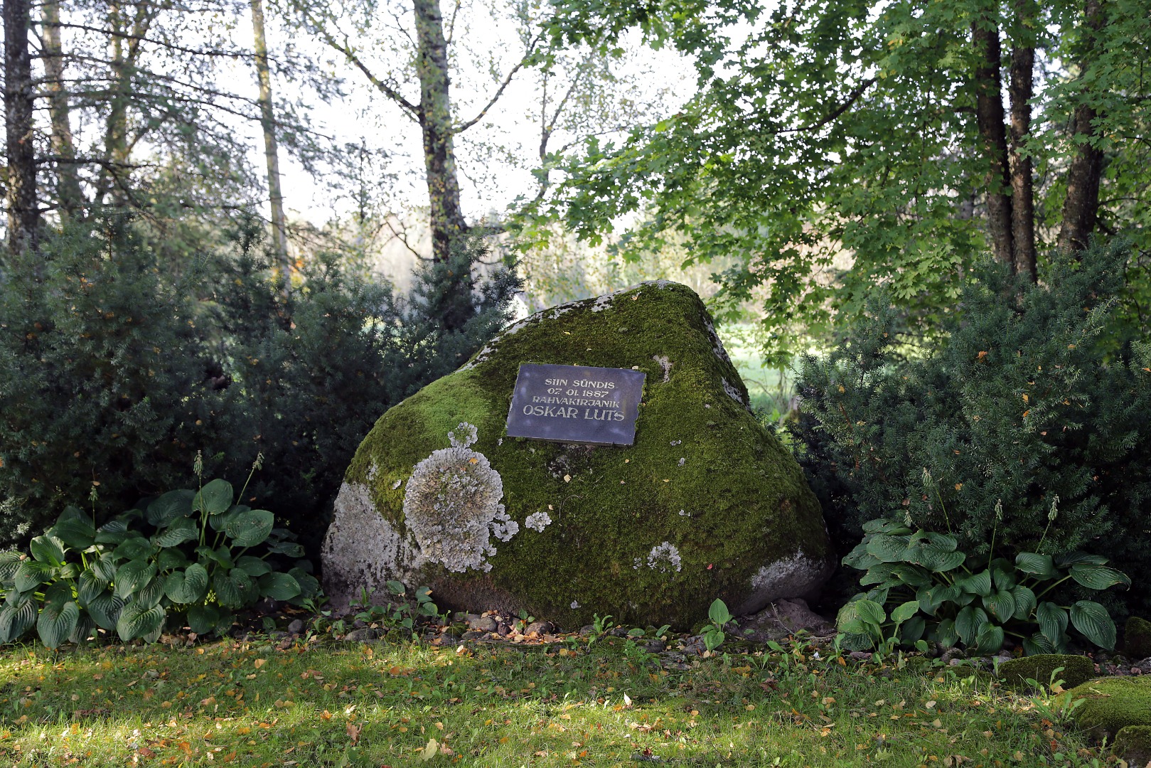 O. Lutsu sünnikohta tähistav kivi ja mälestustahvel Posti talus rephoto