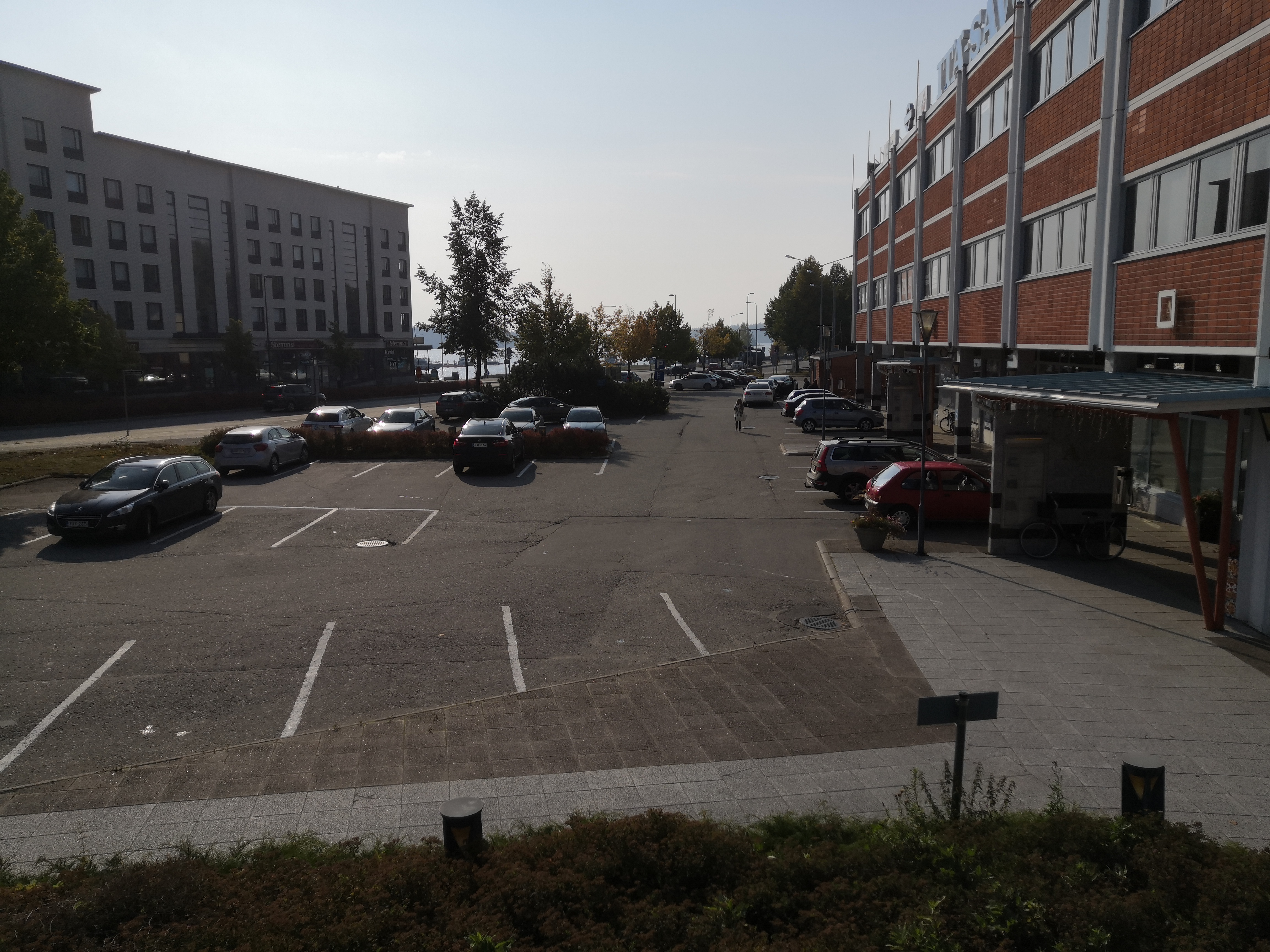 Savonlinnan linja-autoasema Asematienhaarassa. Laiturit 1-6. 1954–1960-luku. Savonlinna Bus Station rephoto