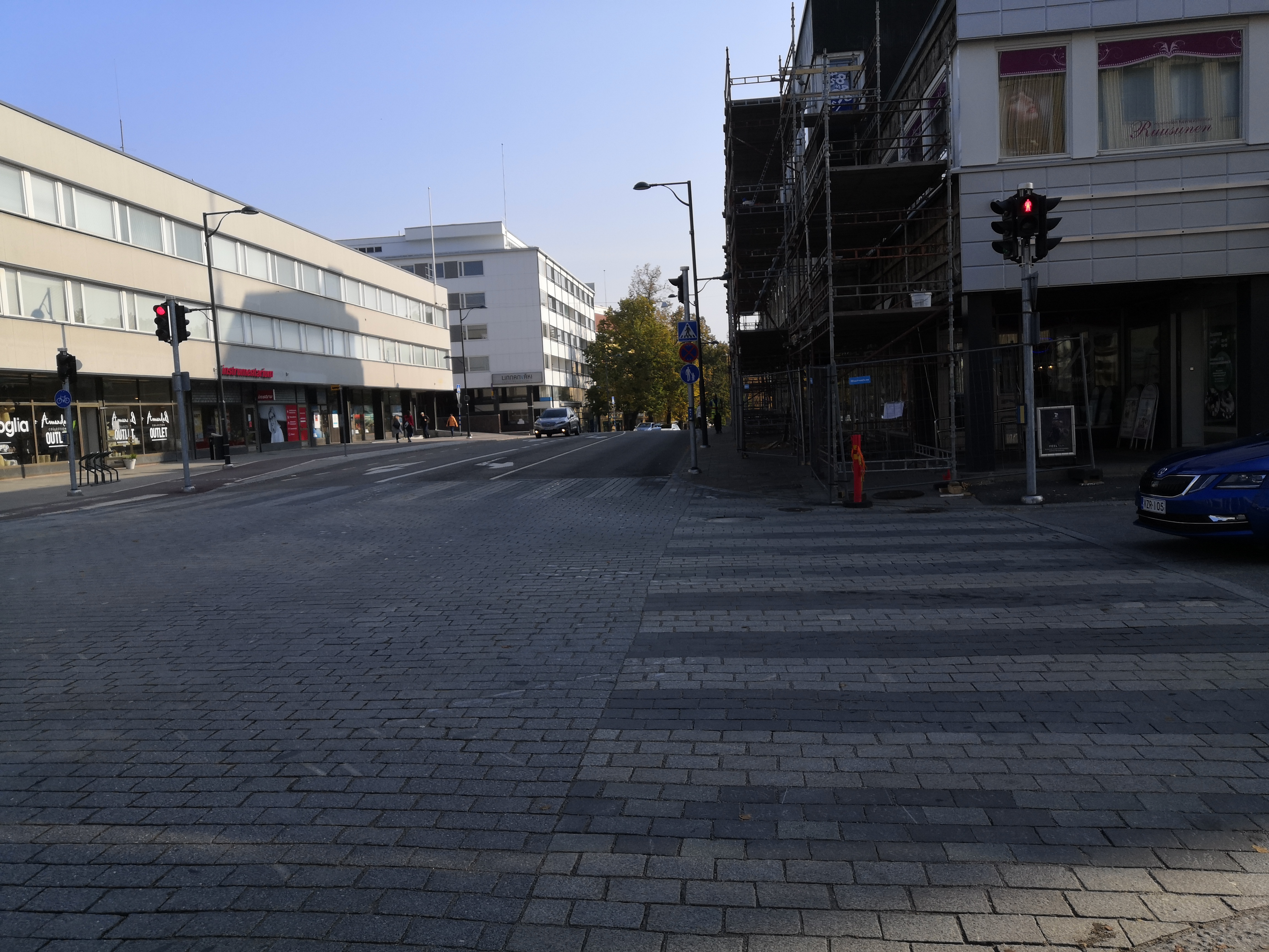 Näkymä Kirkkokadulta koilliseen päin. Kadun vasemmalla puolella tiilirakennus (Kirkkokatu 7), jonka seinässä teksti "Walokuvaamo". Rakennuksessa on toiminut  A. Sihvosen valokuvaamo. Taustalla näkyy Piispanlinna. talvi 1900-luku–1920-luku. View northeast from Kirkkokatu rephoto