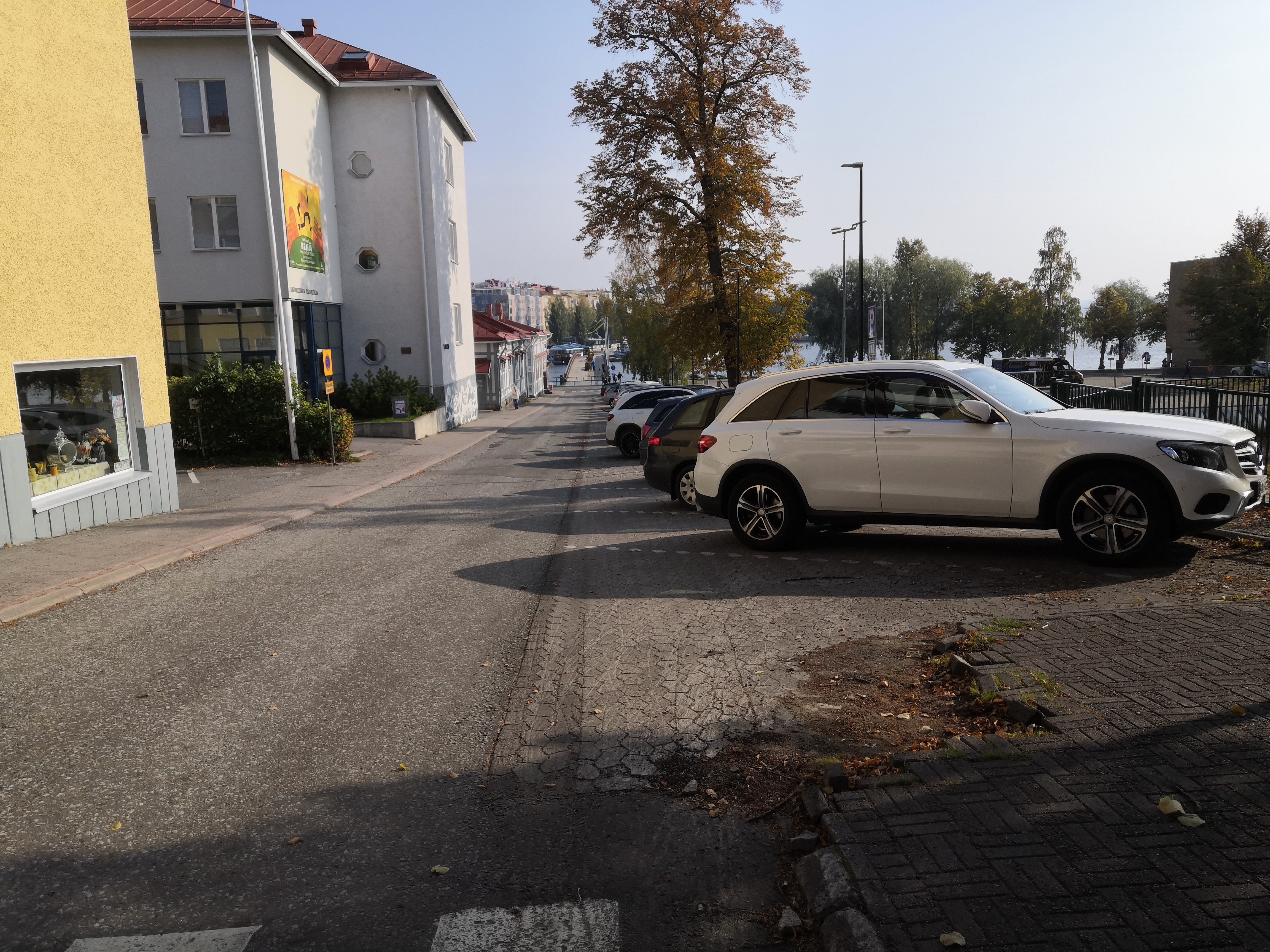 Suojeluskuntalaiset marssivat Sotilaspojankatua länteen. 1930-luku. White Guard marching along Sotilaspojankatu rephoto