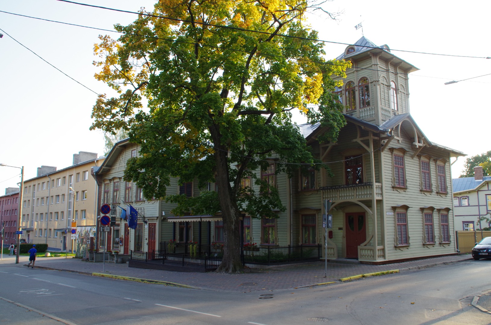 Kauplusega elamu Tartus, eestvaade rephoto