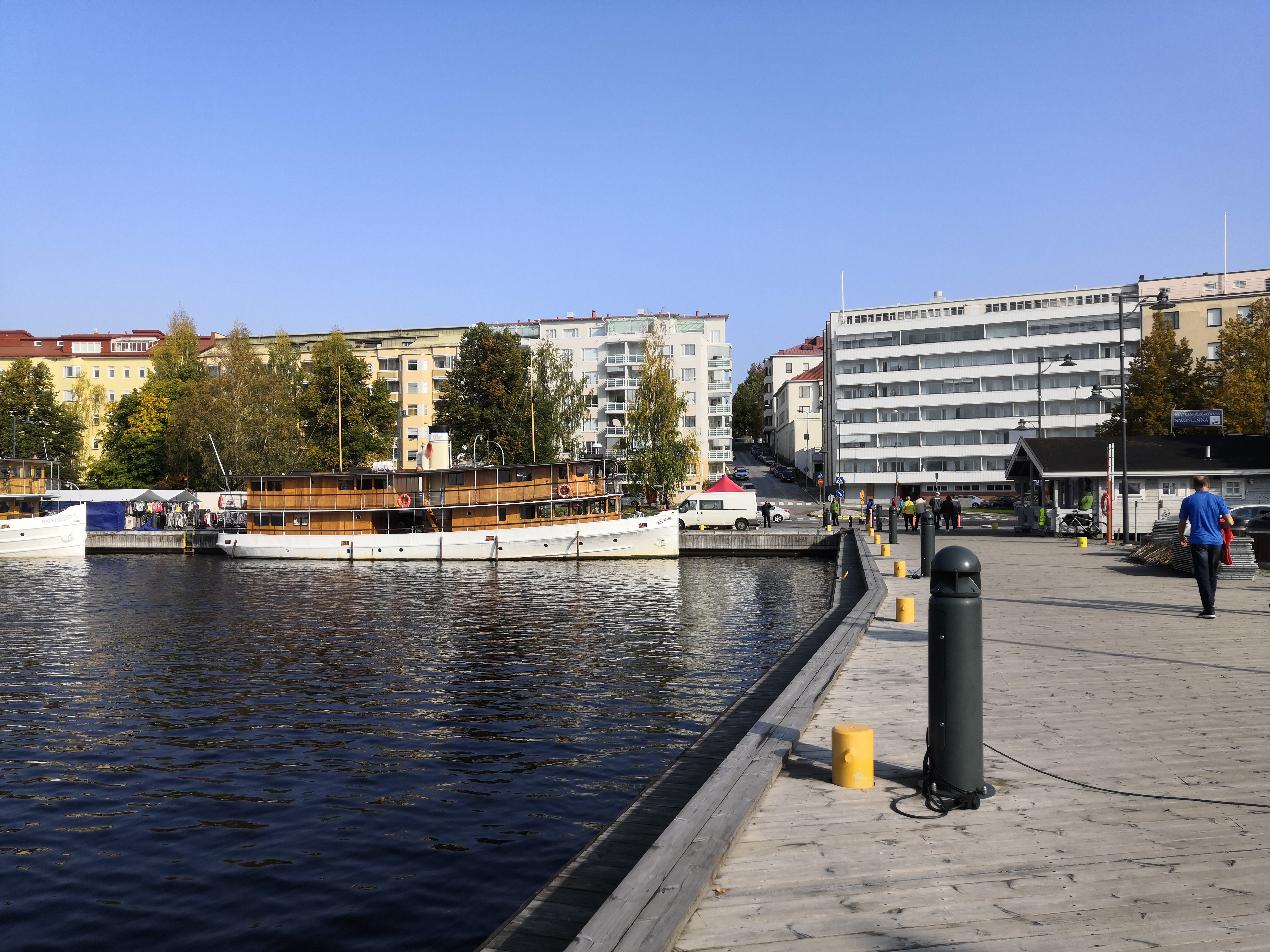 S/s "Heinävesi" laiturissa. Taustalla Satamakadun rakennuksia. rephoto