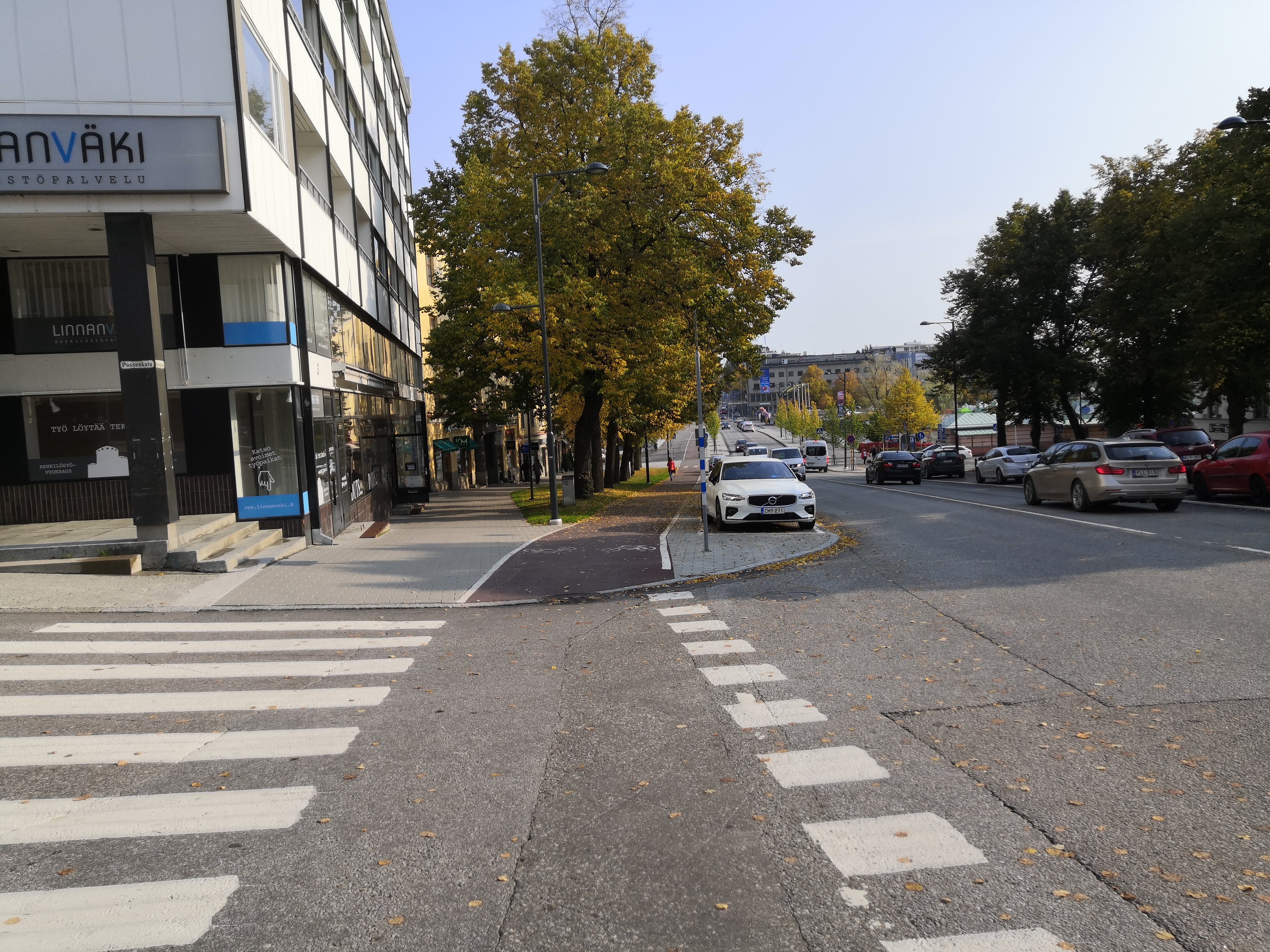 Näkymä Miljoonatalon yläkerrasta itään kohti I kaupunginosaa yli Haapasalmen. Vasemmalla rautatie, oikealla Linnankadun länsipää. Sikion talon ja Matkailijahotellin edessä autoja pirssissä. 1920-luku–1930-luku. View east from Miljoonatalo rephoto