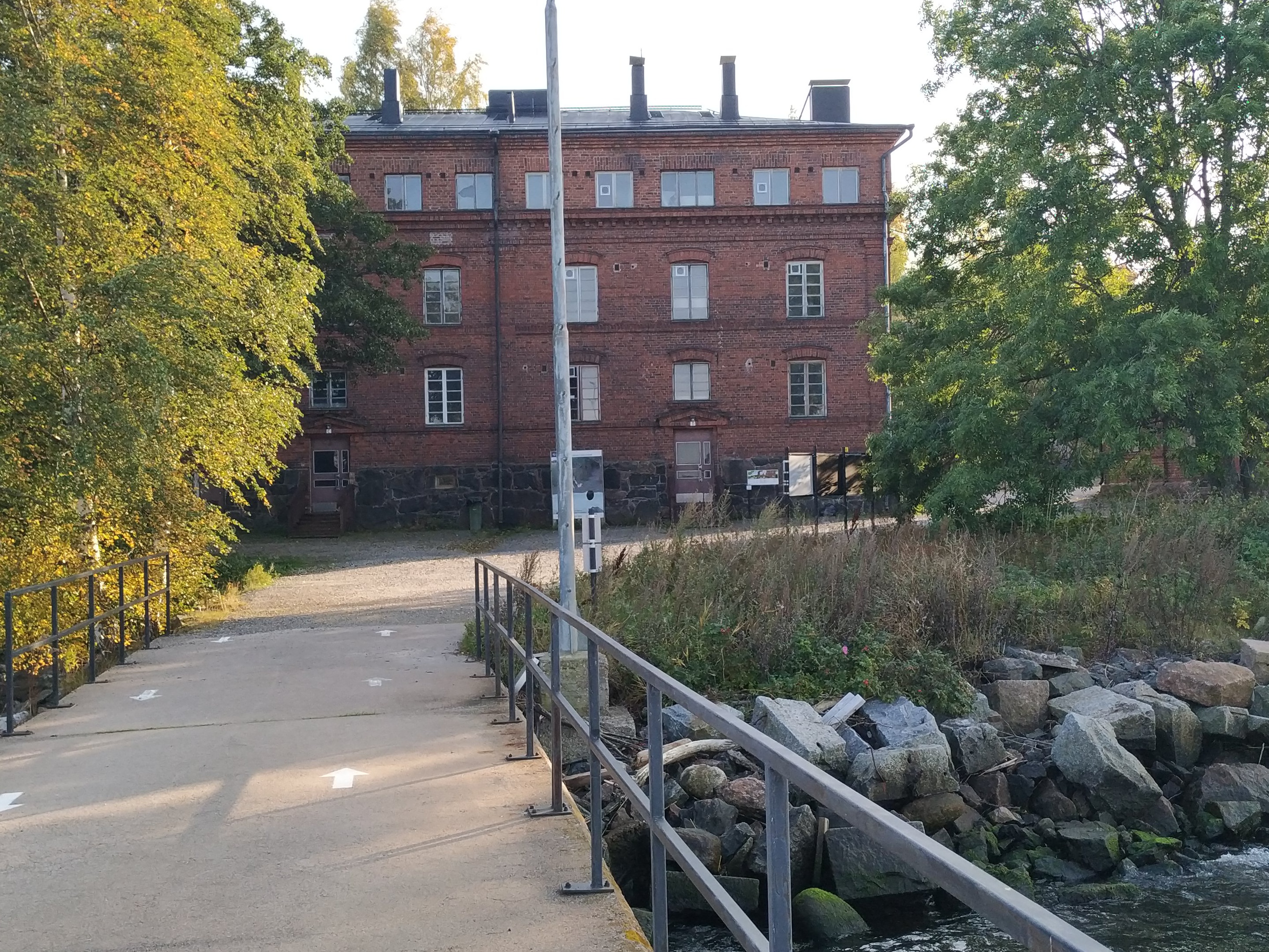 Vallisaaren luotsitalo päälaiturilta päin kuvattuna. Rakernnuksen edustalla oleva pieni puinen rakennus on vartiokoppi. Vallisaari oli pitkään ensin Venäjän armeijan varuskunta-aluetta, sitten itsenäistyneen Suomen armeijan aluetta, johon pääsy oli luvanvaraista. Vartiokopissa tarkastettiin kulkuluvat vielä 1960-luvun alkupuolella. rephoto