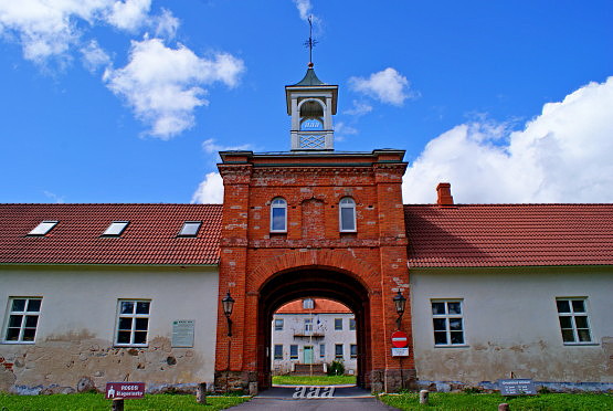 Ruusmäe (Rogosi) castle type manor gates tower rephoto