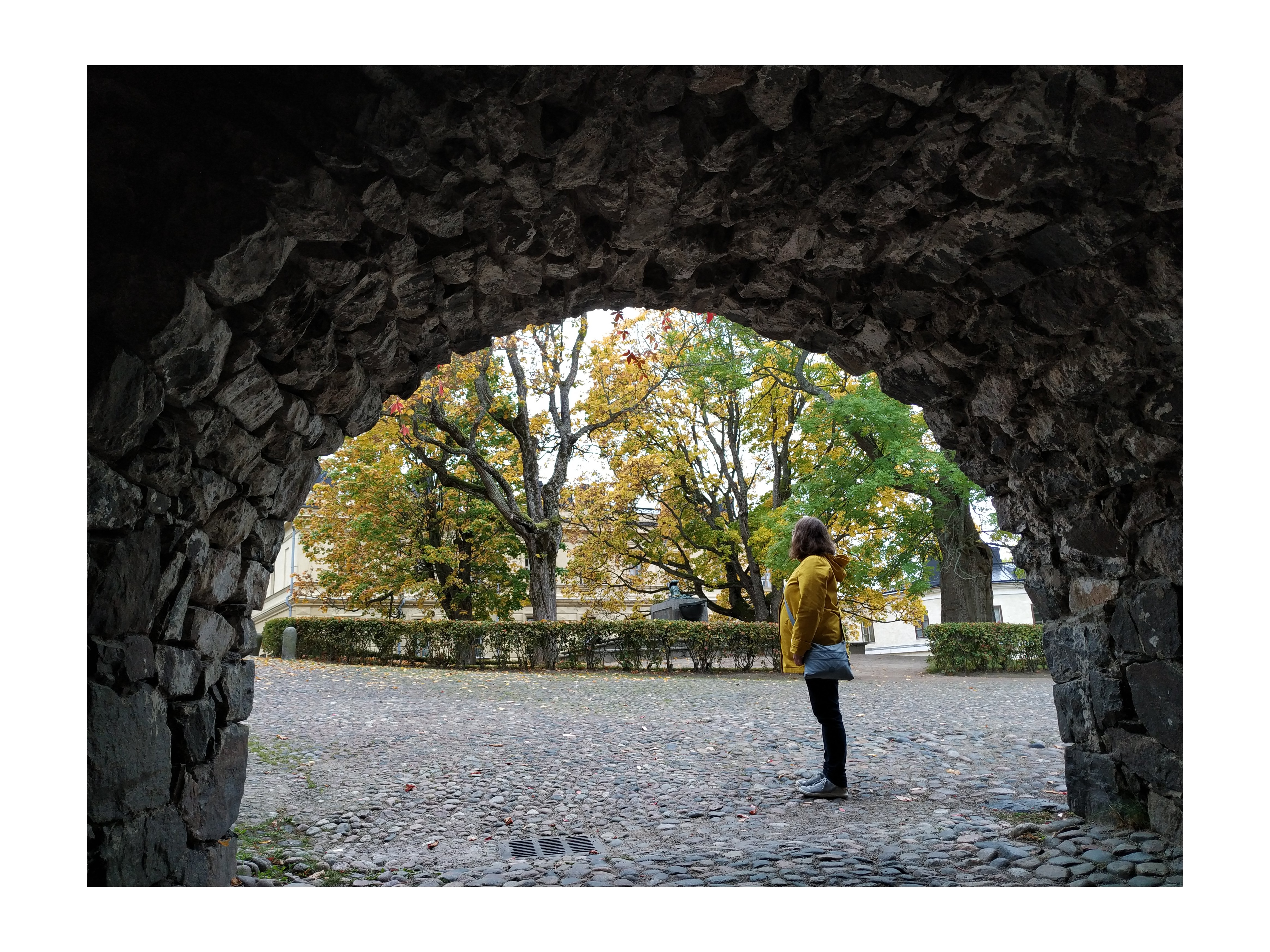 Suomenlinna, Susisaari.  Rouva Gisela von Bonin bastioni Höpkenin holvikaaren alla.  Taustalla Ehrensvärdin hauta Susisaaren linnanpihalla.. rephoto