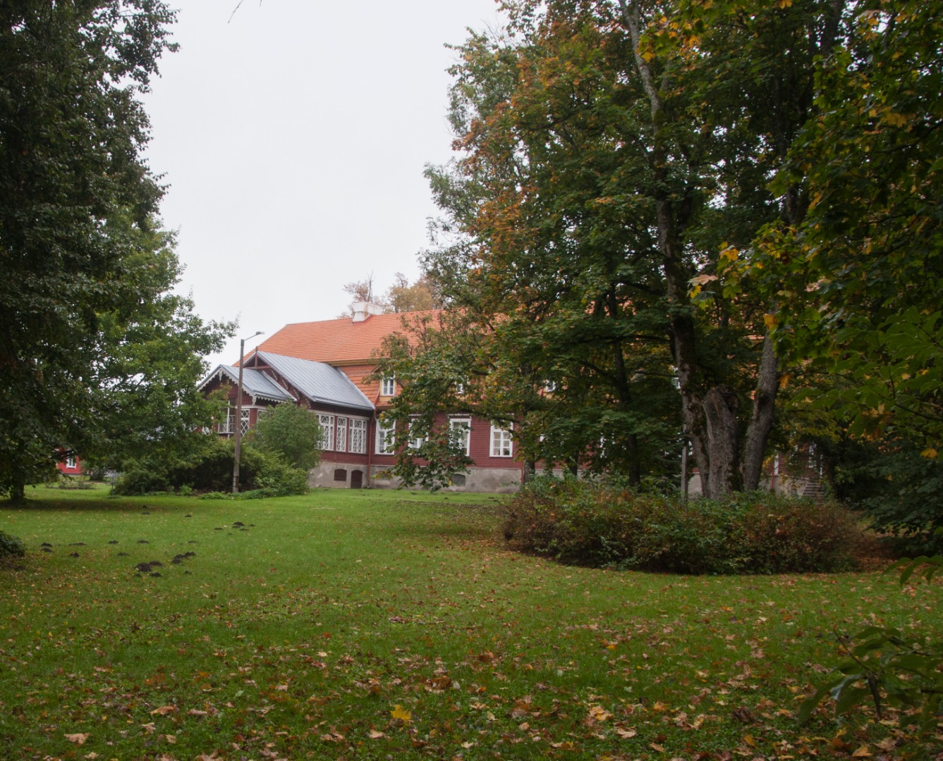 Photo, view of the old building of Särevere sovhoostehnikumi (manor house) in the 1960s. rephoto
