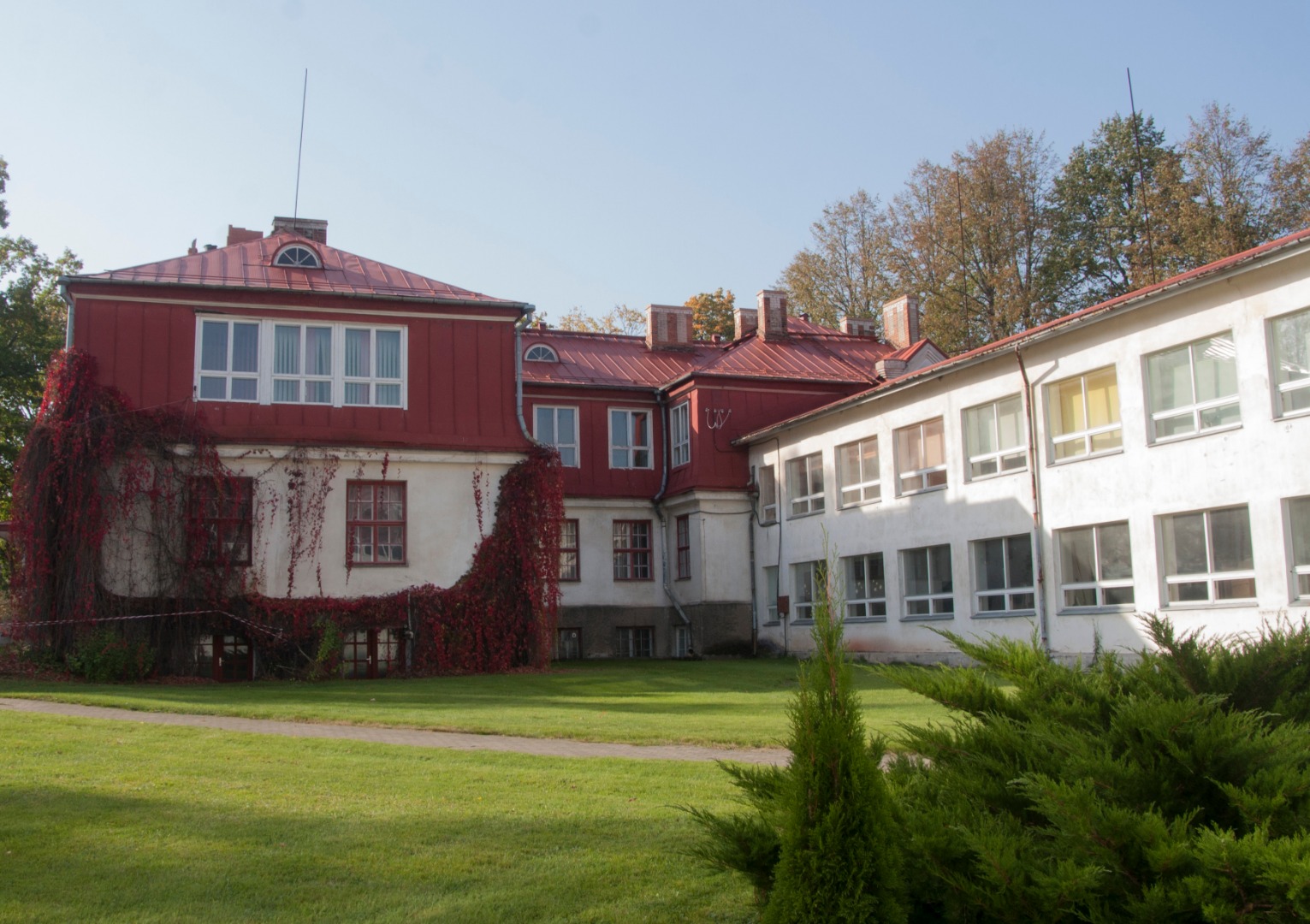 Viljandi County Tääksi 8-kl School building rephoto