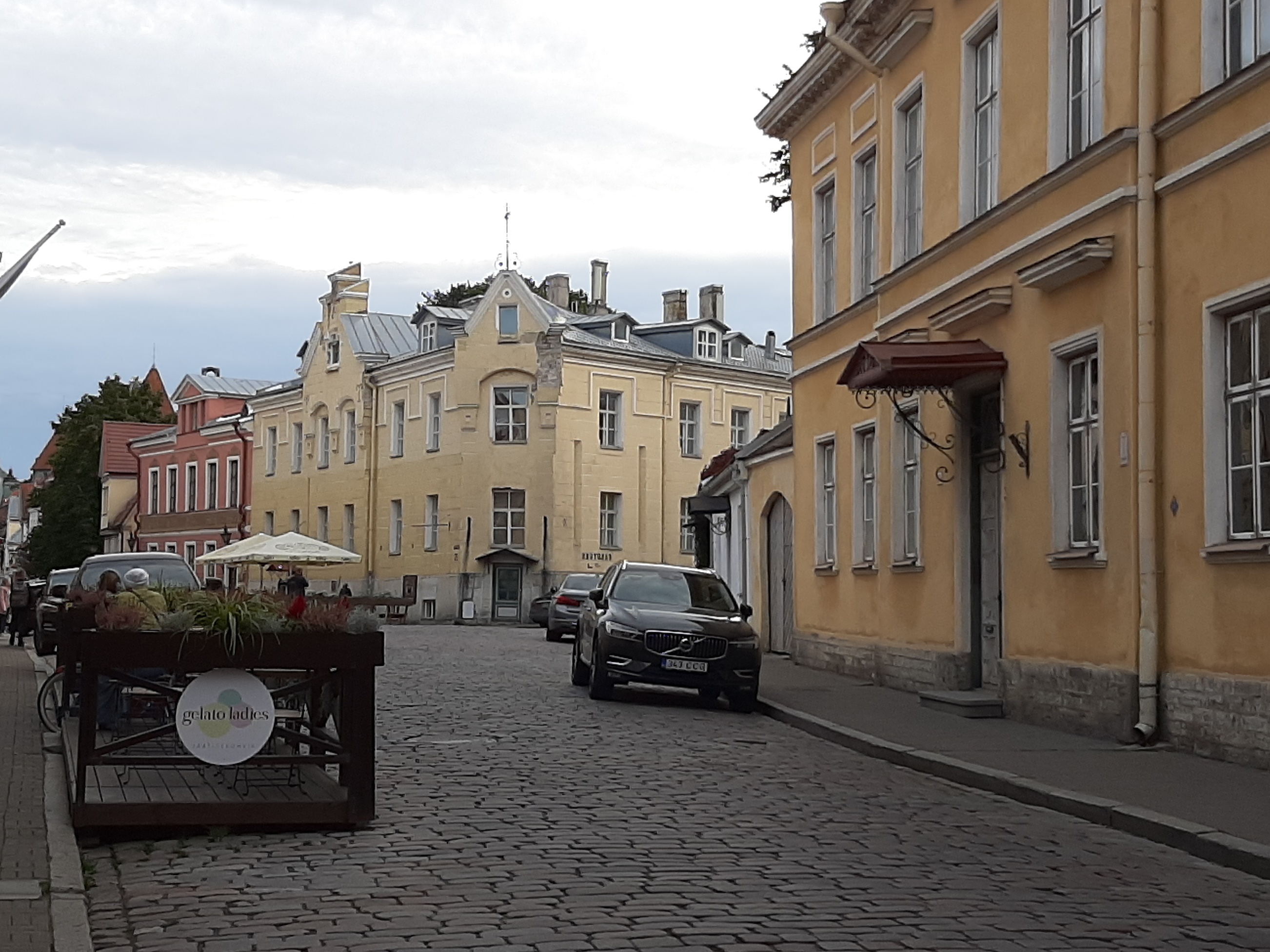 Double stone house on the corner of New Street and Olevimäe. rephoto